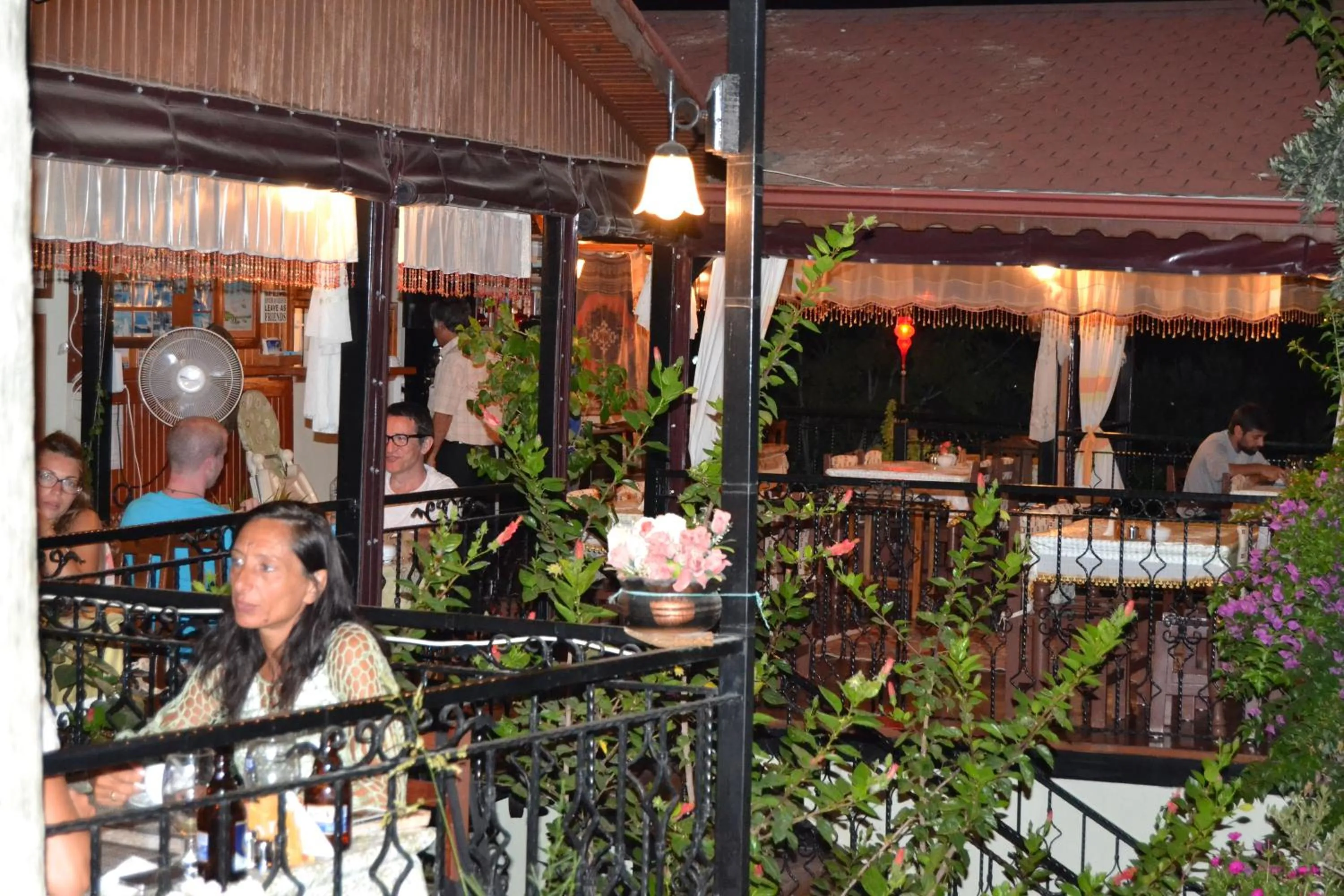 Restaurant/places to eat in Akay Hotel