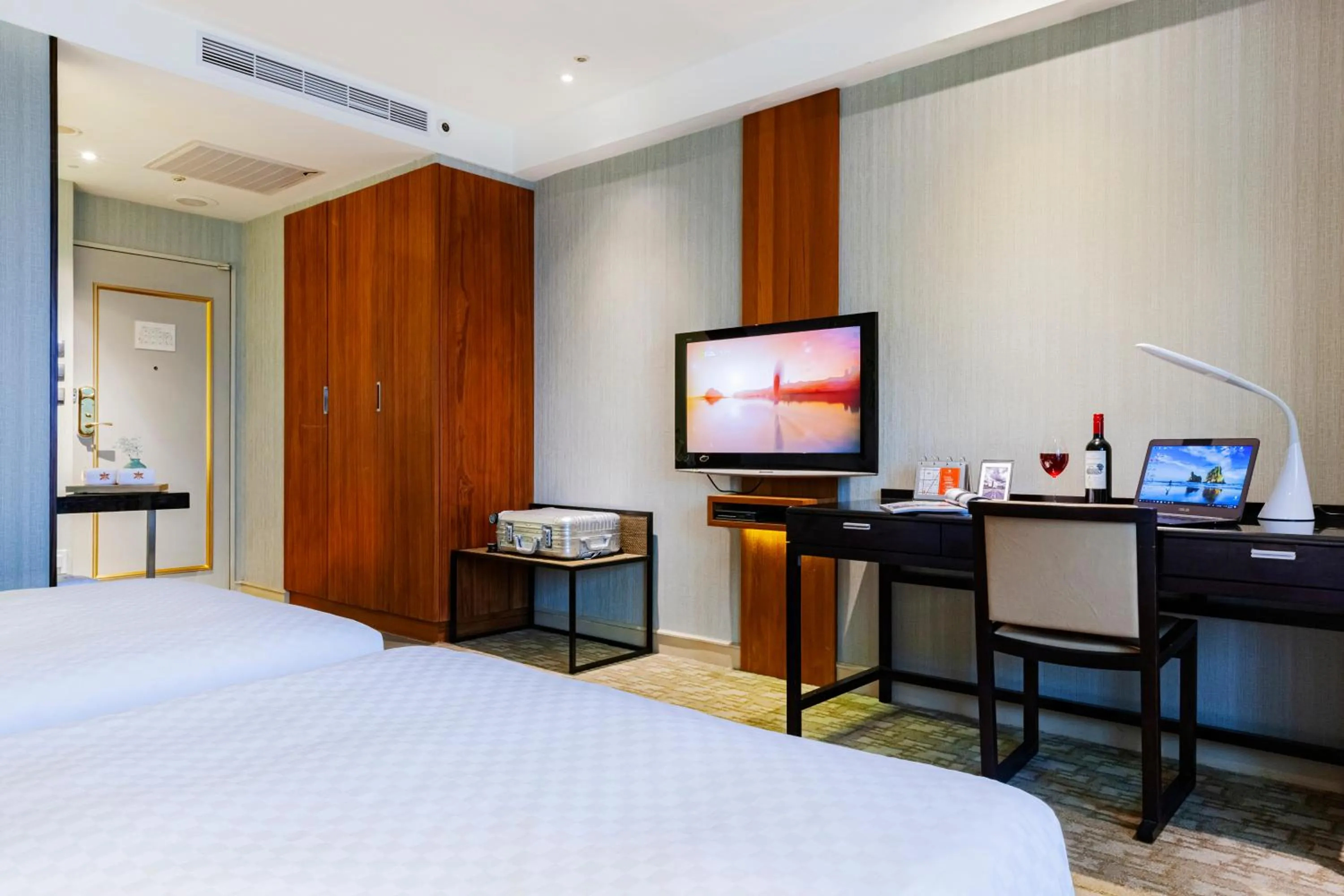 TV and multimedia, Bed in Pacific Business Hotel