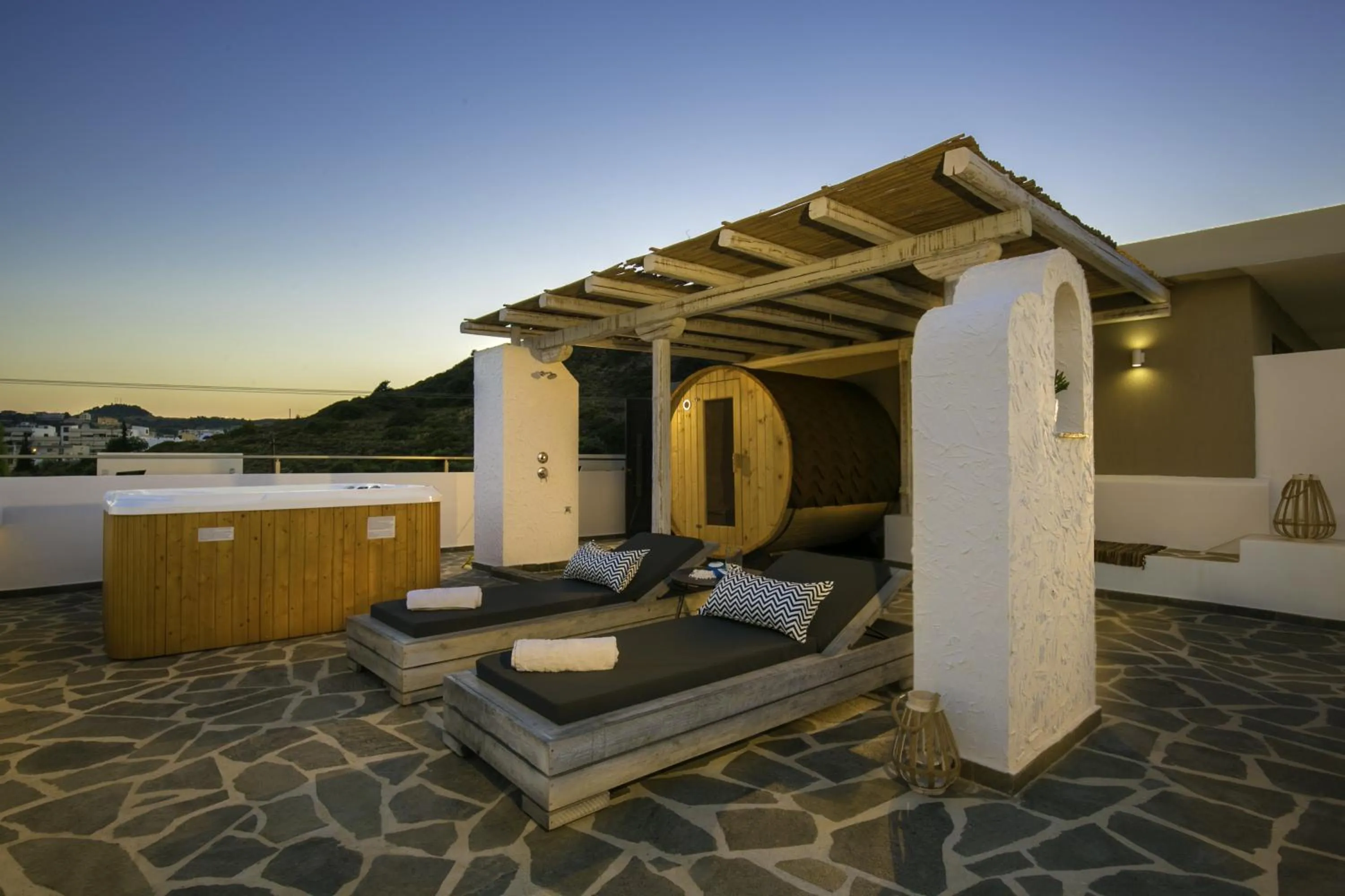 Hot Tub in Malibu Boutique Studios & Bungalows