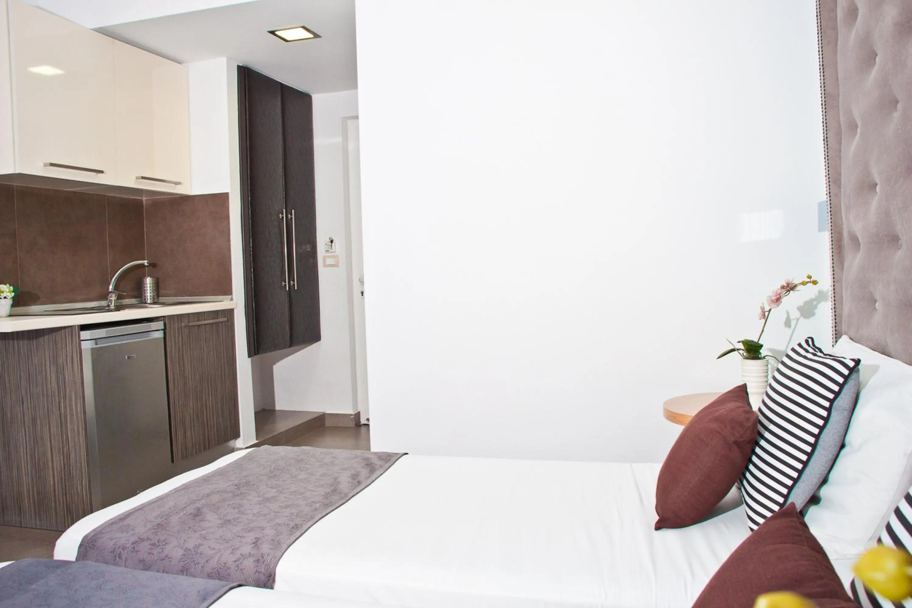 Kitchen or kitchenette, Bed in Malibu Boutique Studios & Bungalows