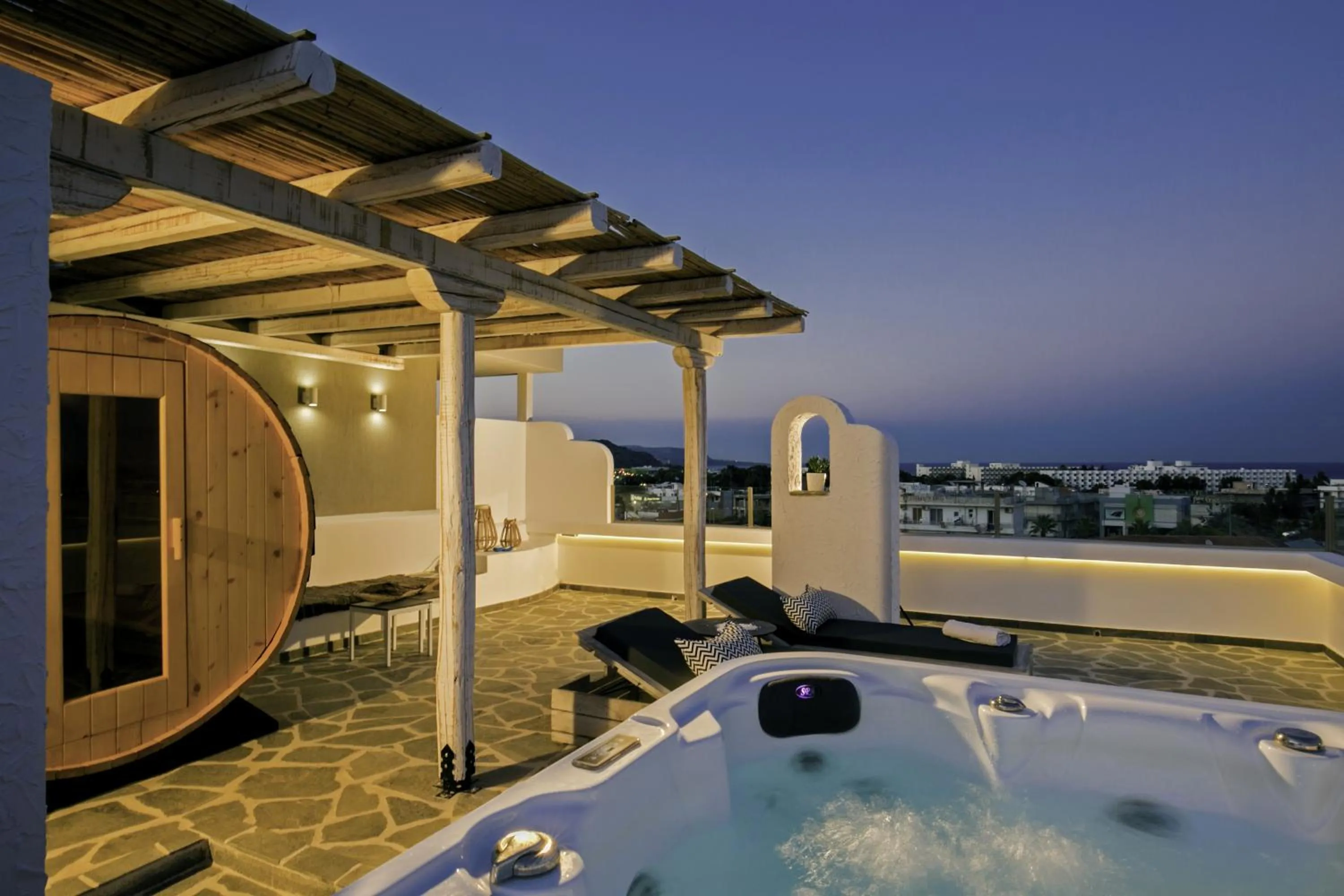 Hot Tub in Malibu Boutique Studios & Bungalows