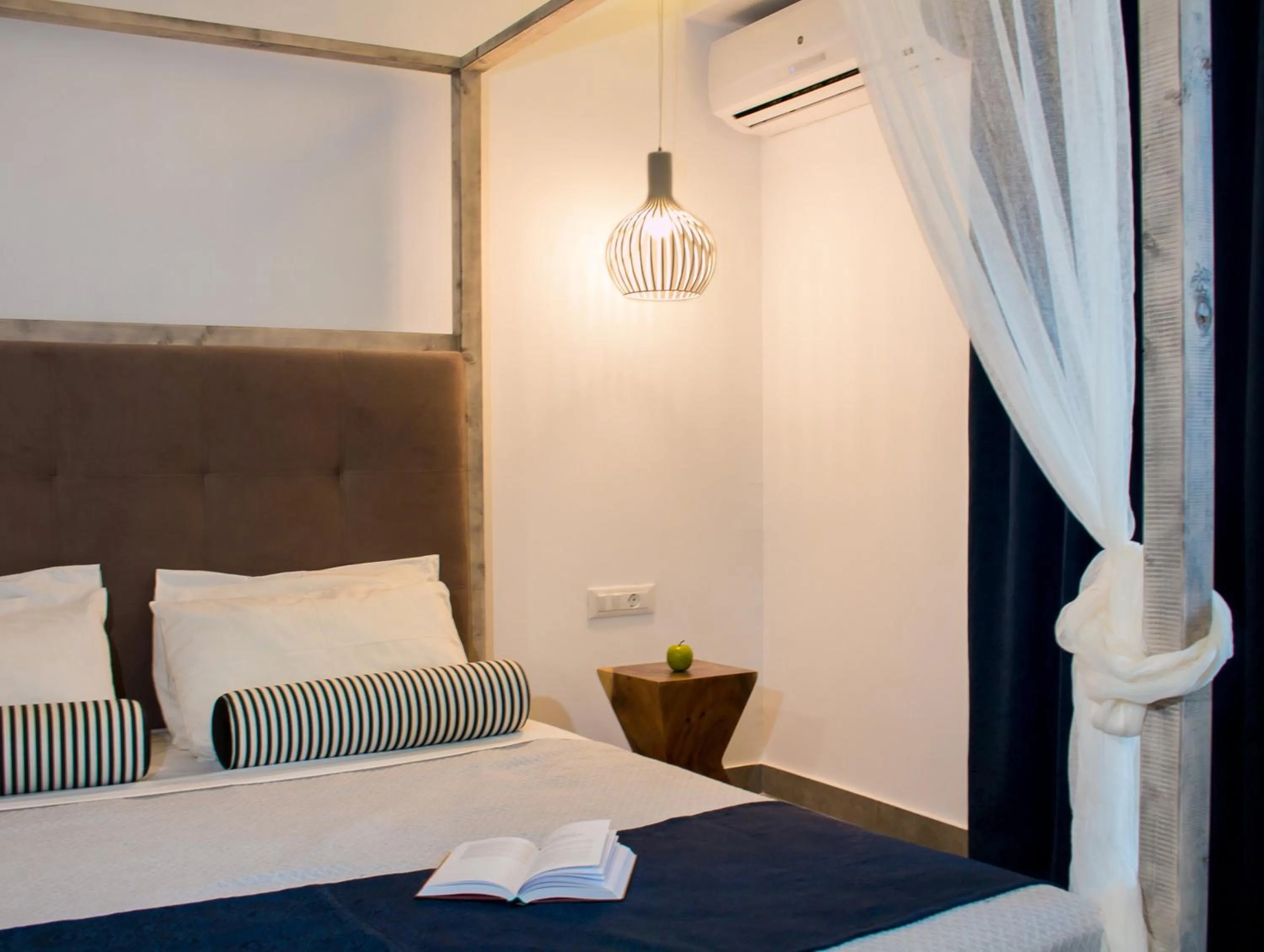 Bed in Malibu Boutique Studios & Bungalows