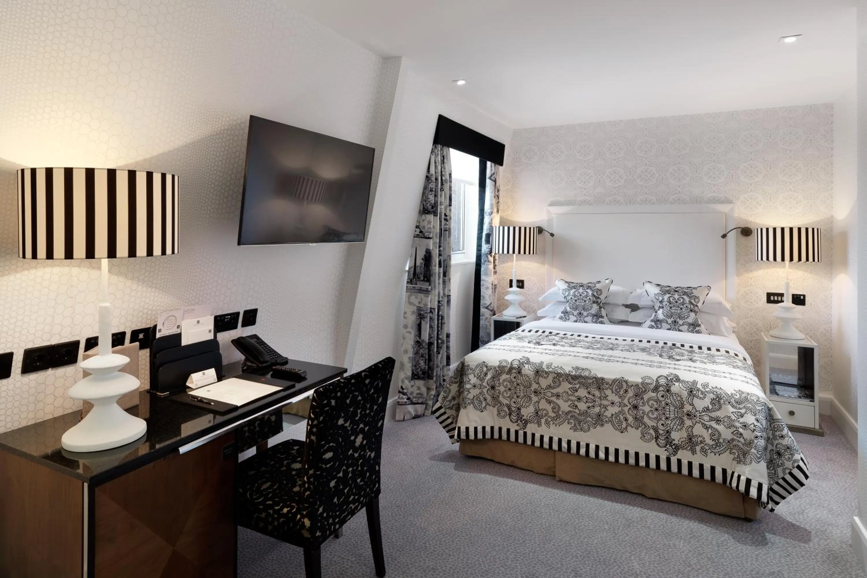 Photo of the whole room, Bed in The Mandeville Hotel