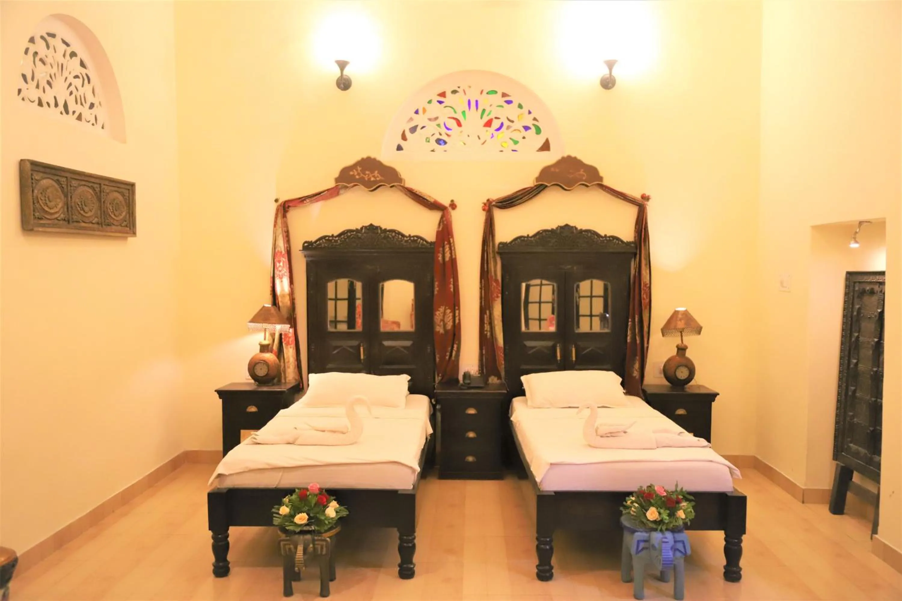 Photo of the whole room, Bed in The Kothi Heritage