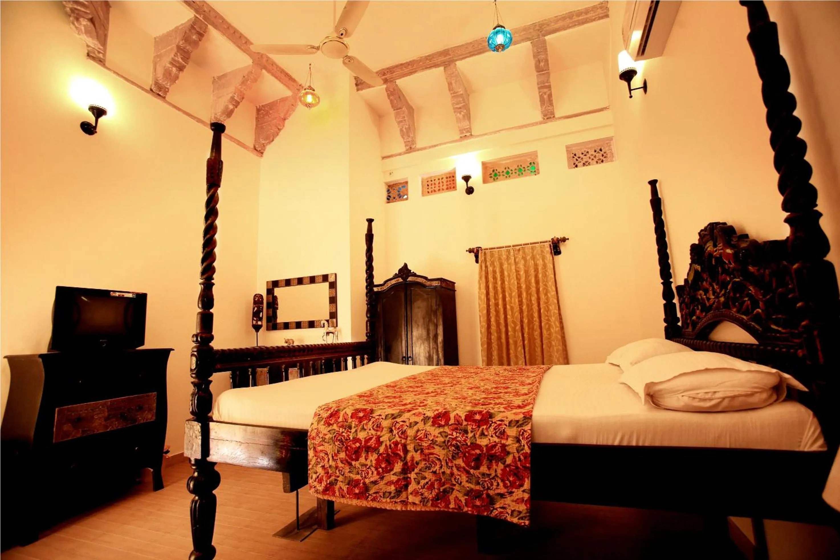 Photo of the whole room, Bed in The Kothi Heritage