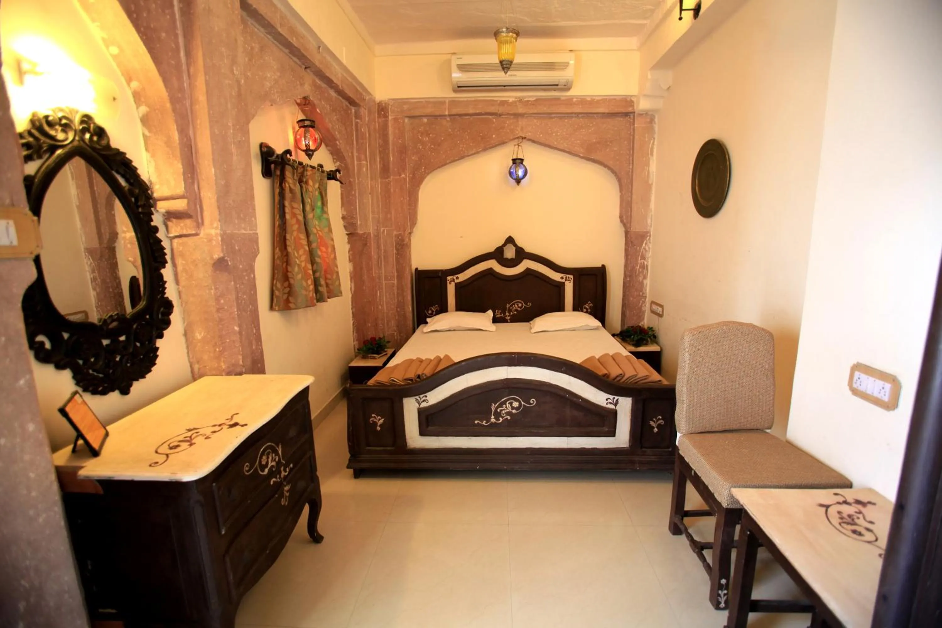 Photo of the whole room, Bed in The Kothi Heritage