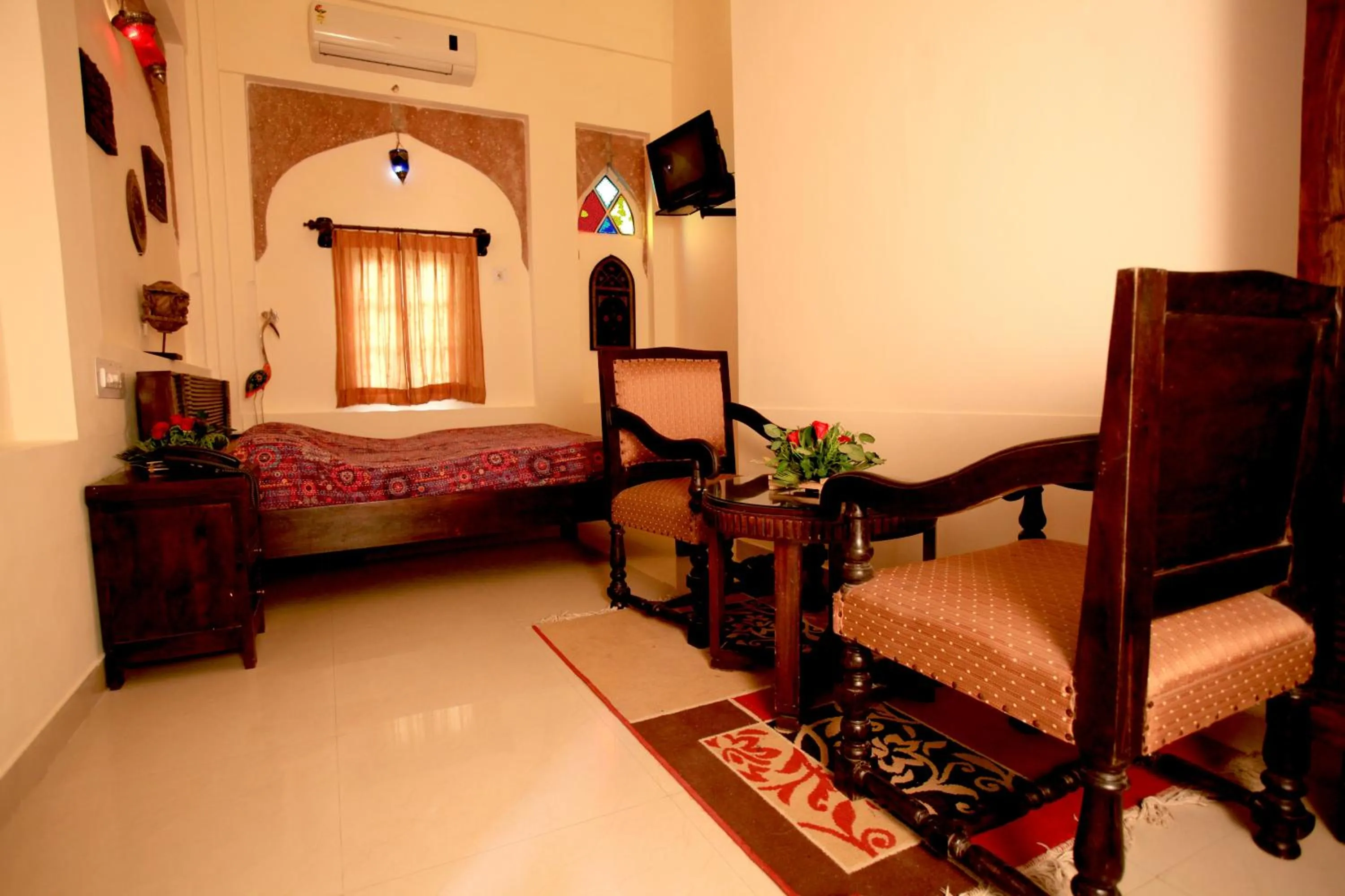 Photo of the whole room, Bed in The Kothi Heritage