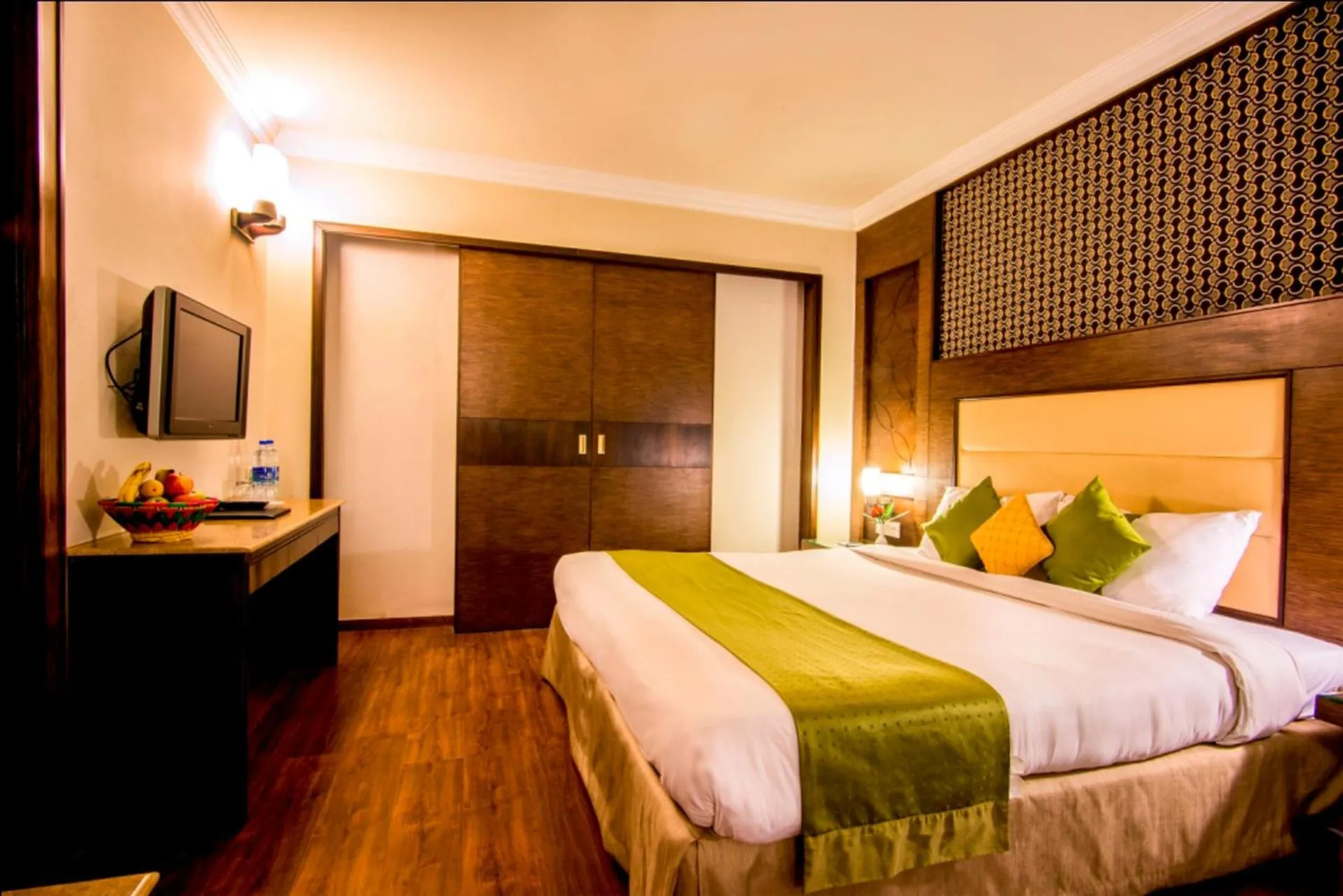 TV and multimedia, Bed in Vikram Vintage Inn