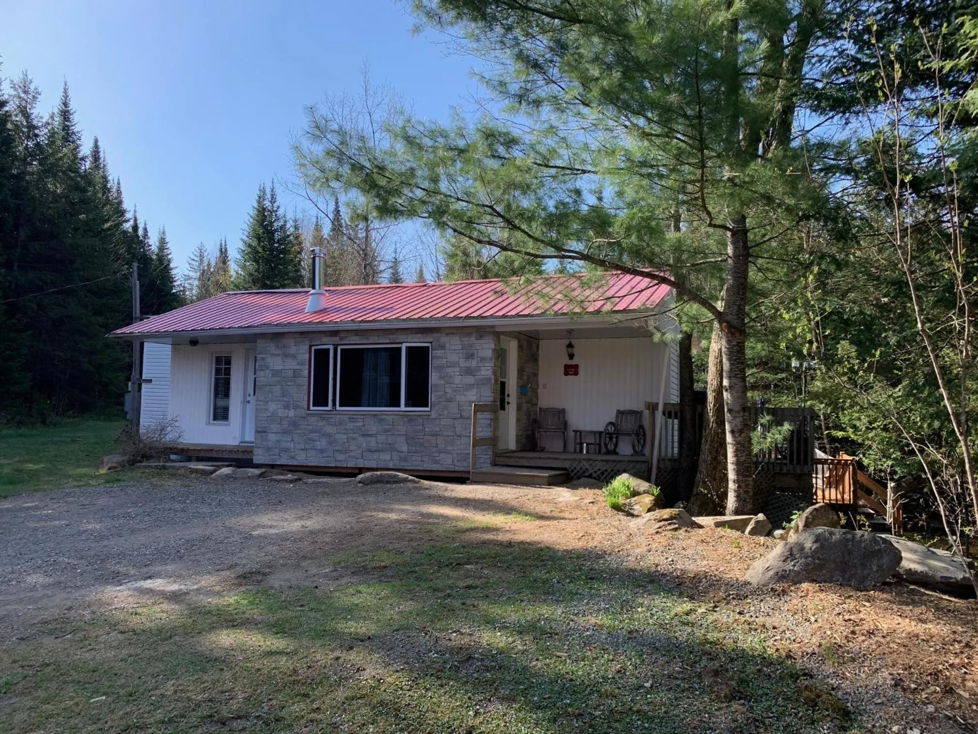 Property building in Camping Chalets Spas Pignons Rouges