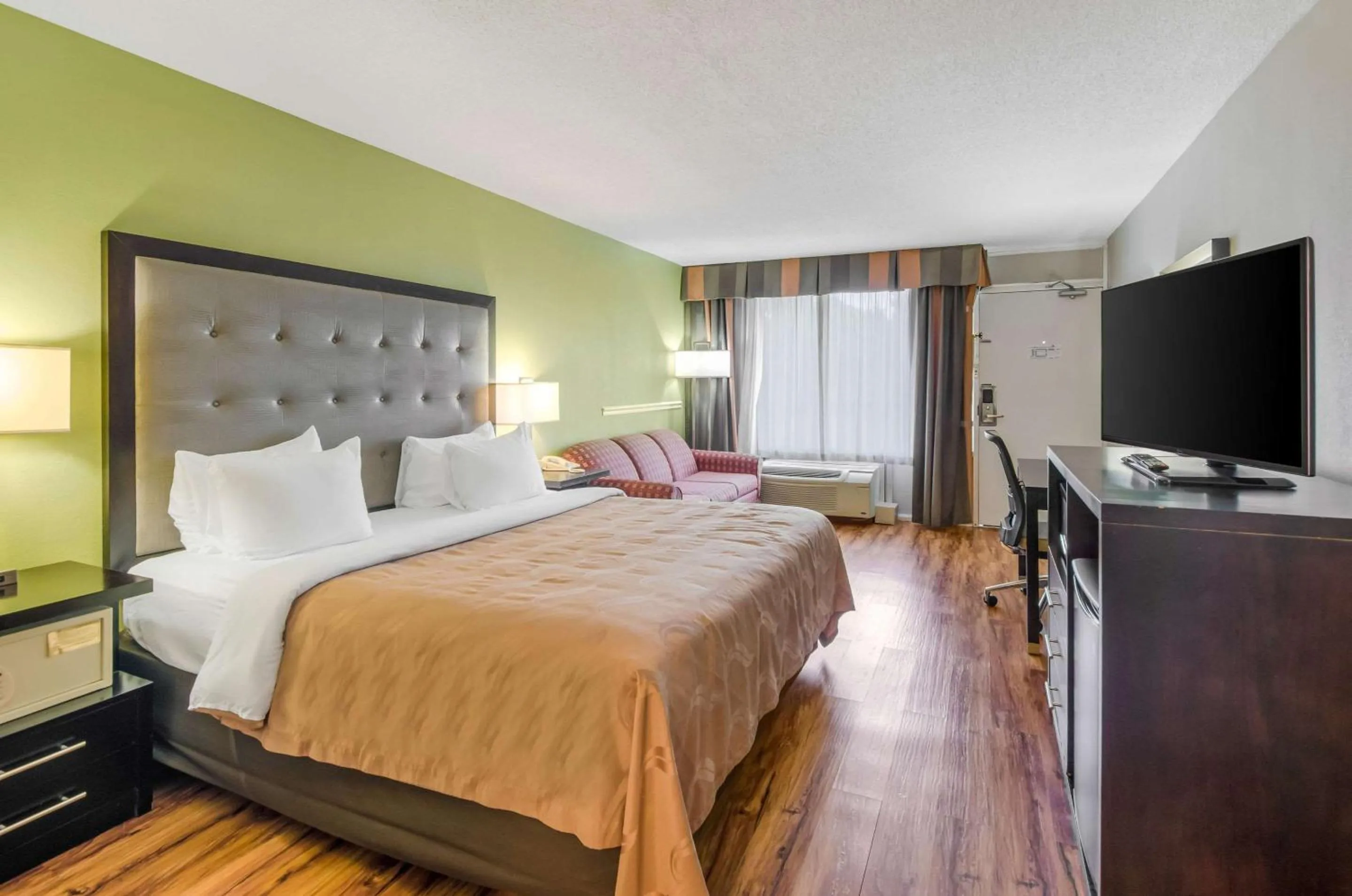 Photo of the whole room, Bed in Quality Inn Roanoke Airport