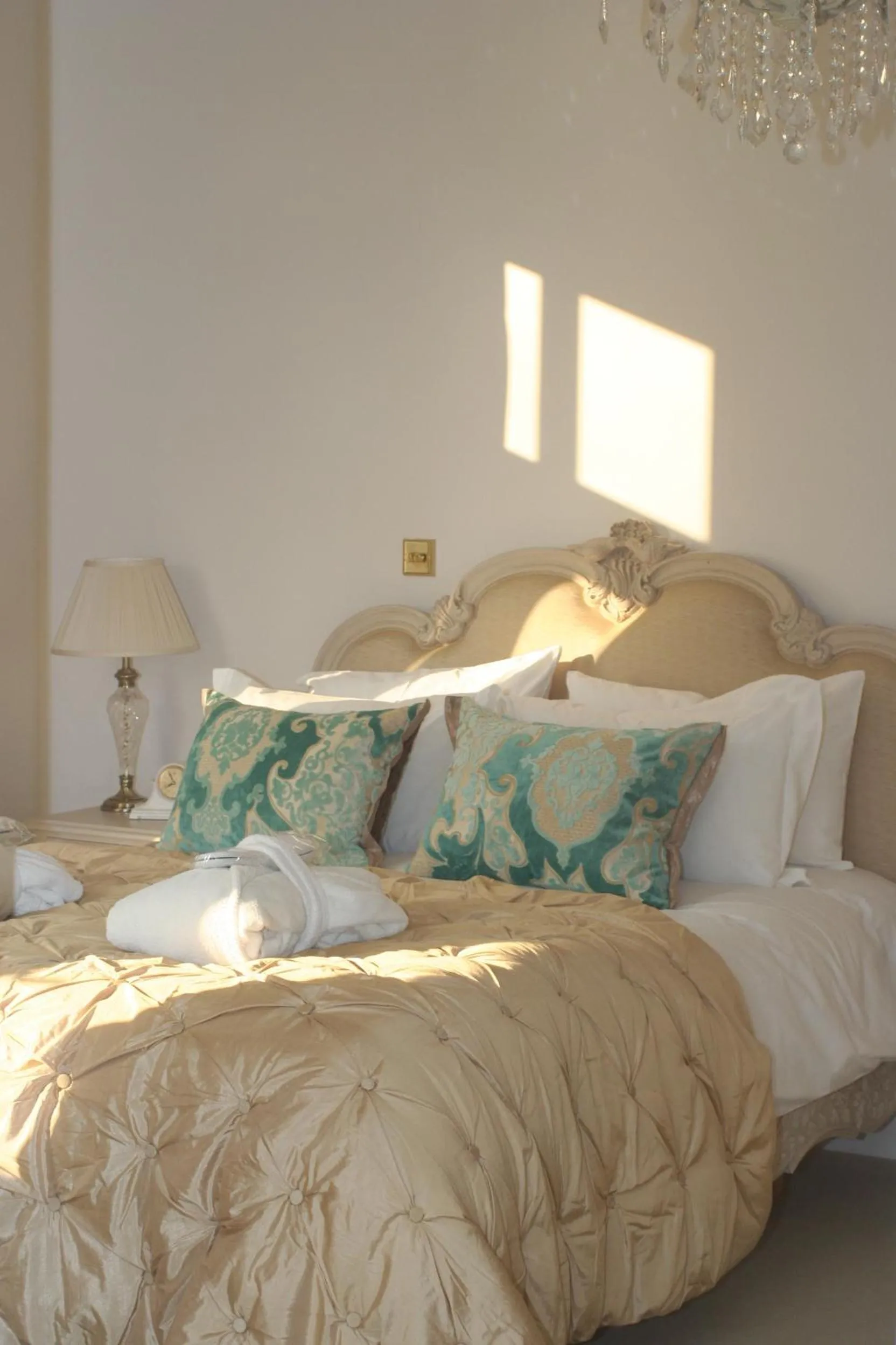 Bedroom, Bed in La Haule Manor