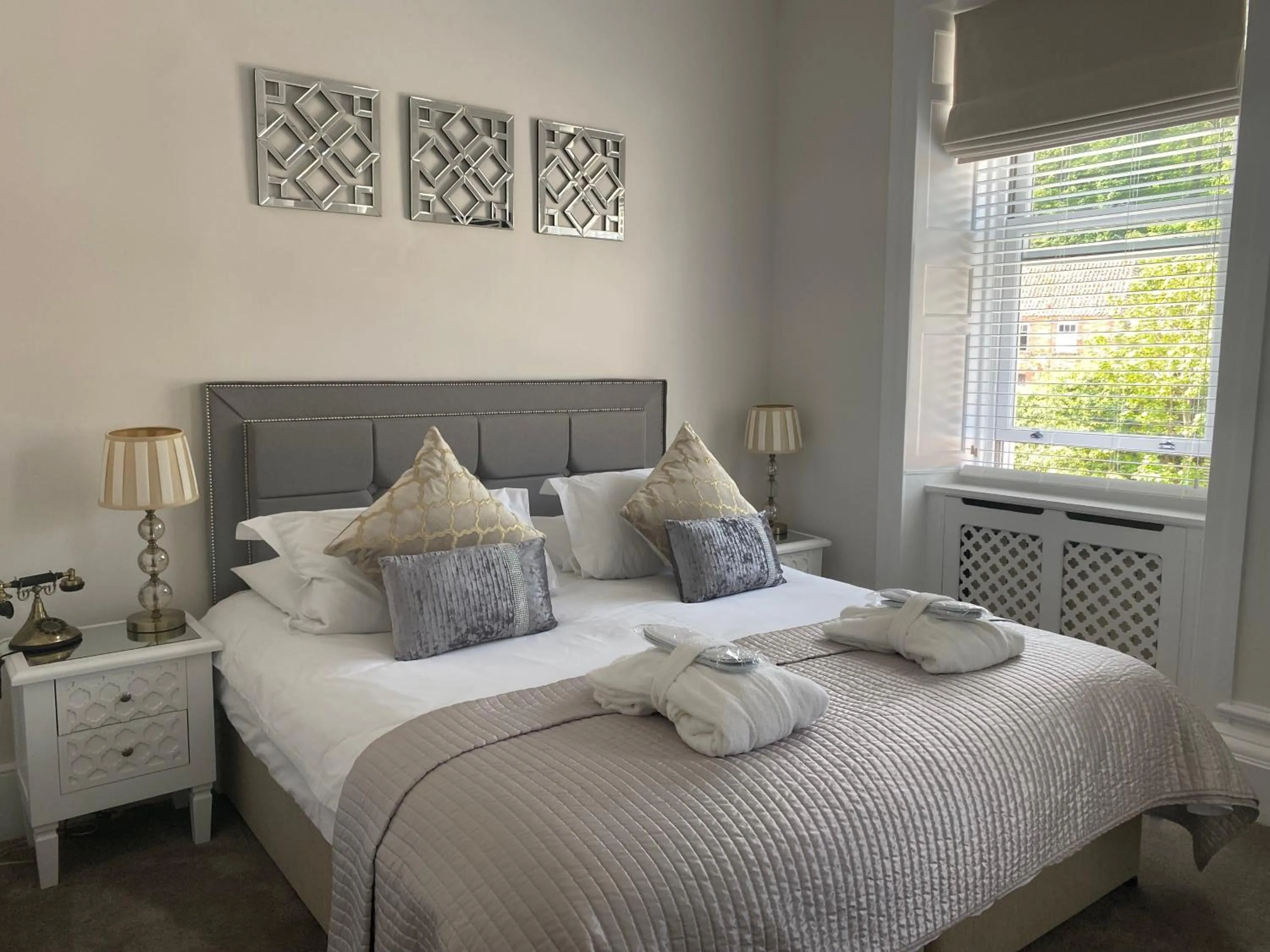 Photo of the whole room, Bed in La Haule Manor