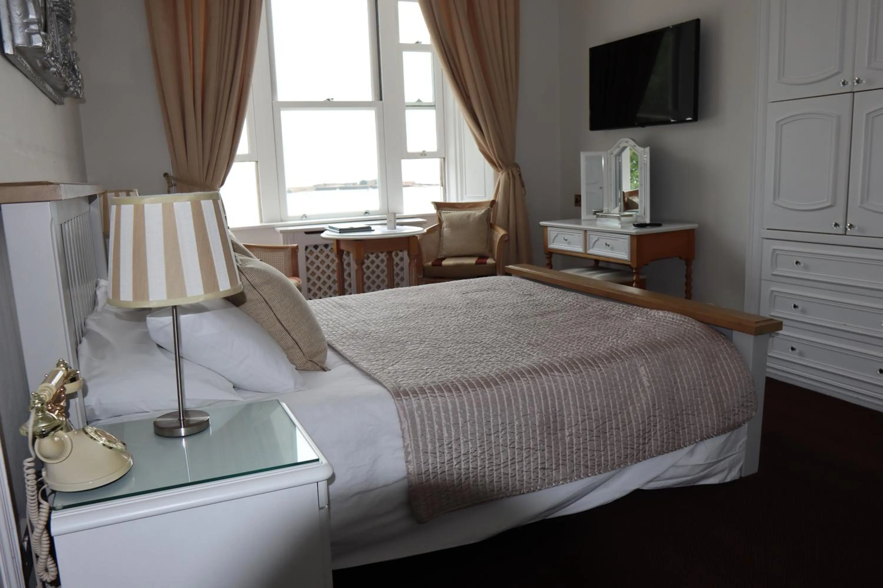 Bed in La Haule Manor