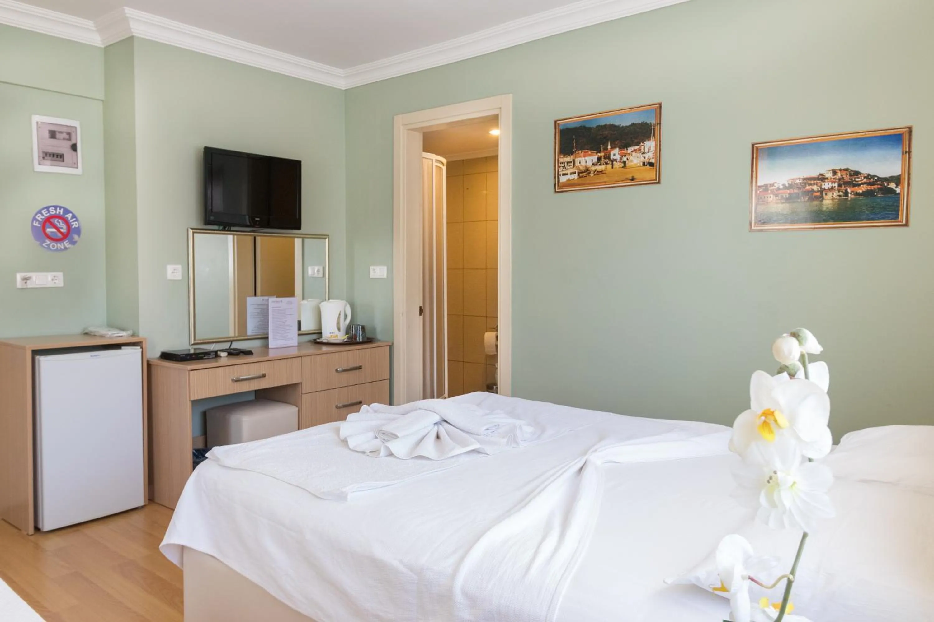 Bedroom, Bed in Hotel Dost