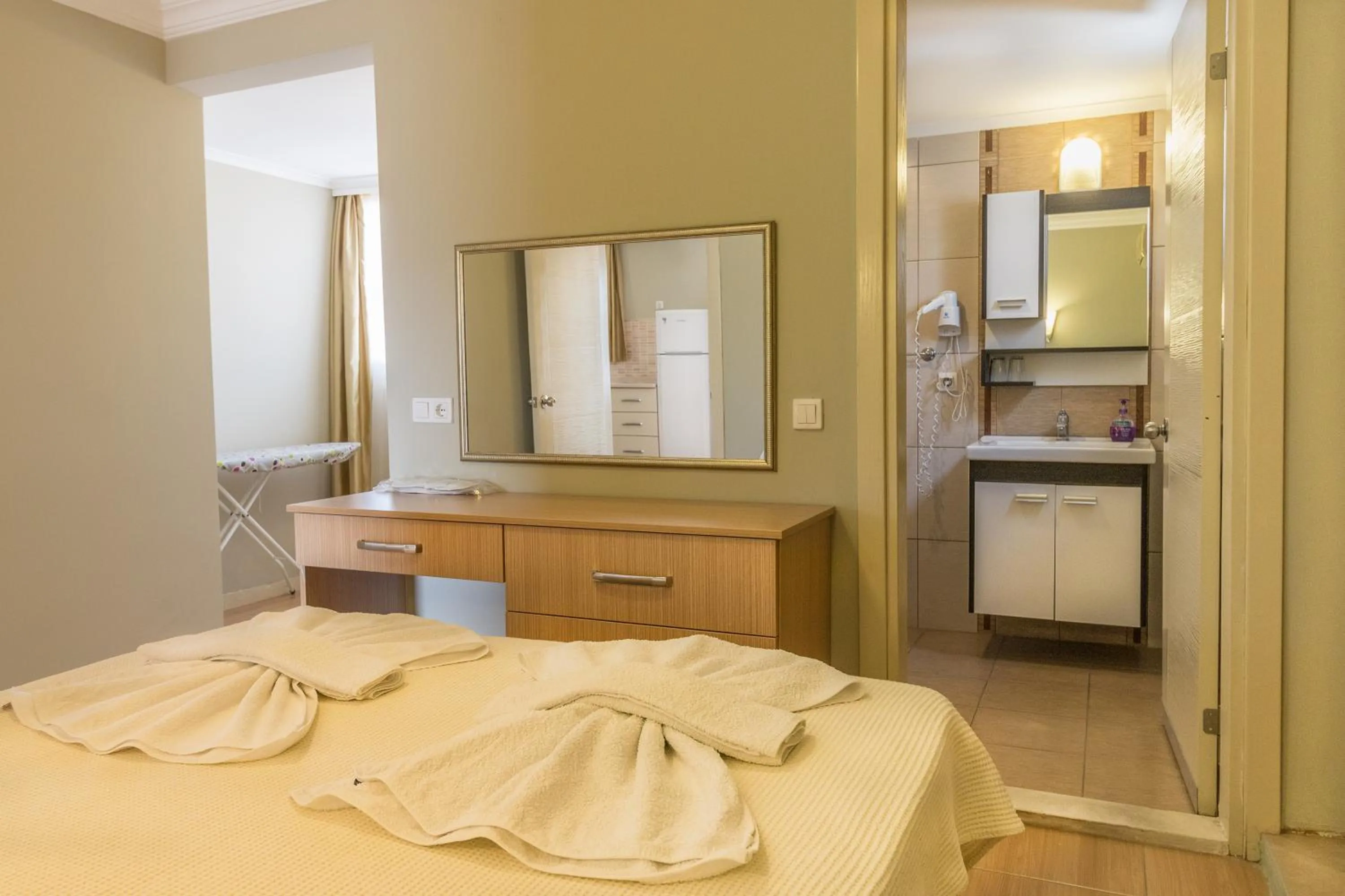 Bedroom, Bed in Hotel Dost