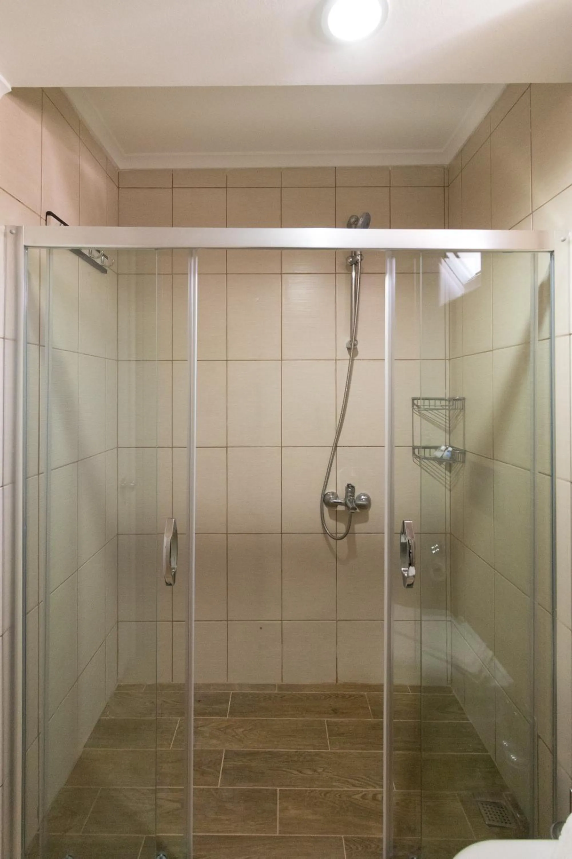 Shower in Hotel Dost