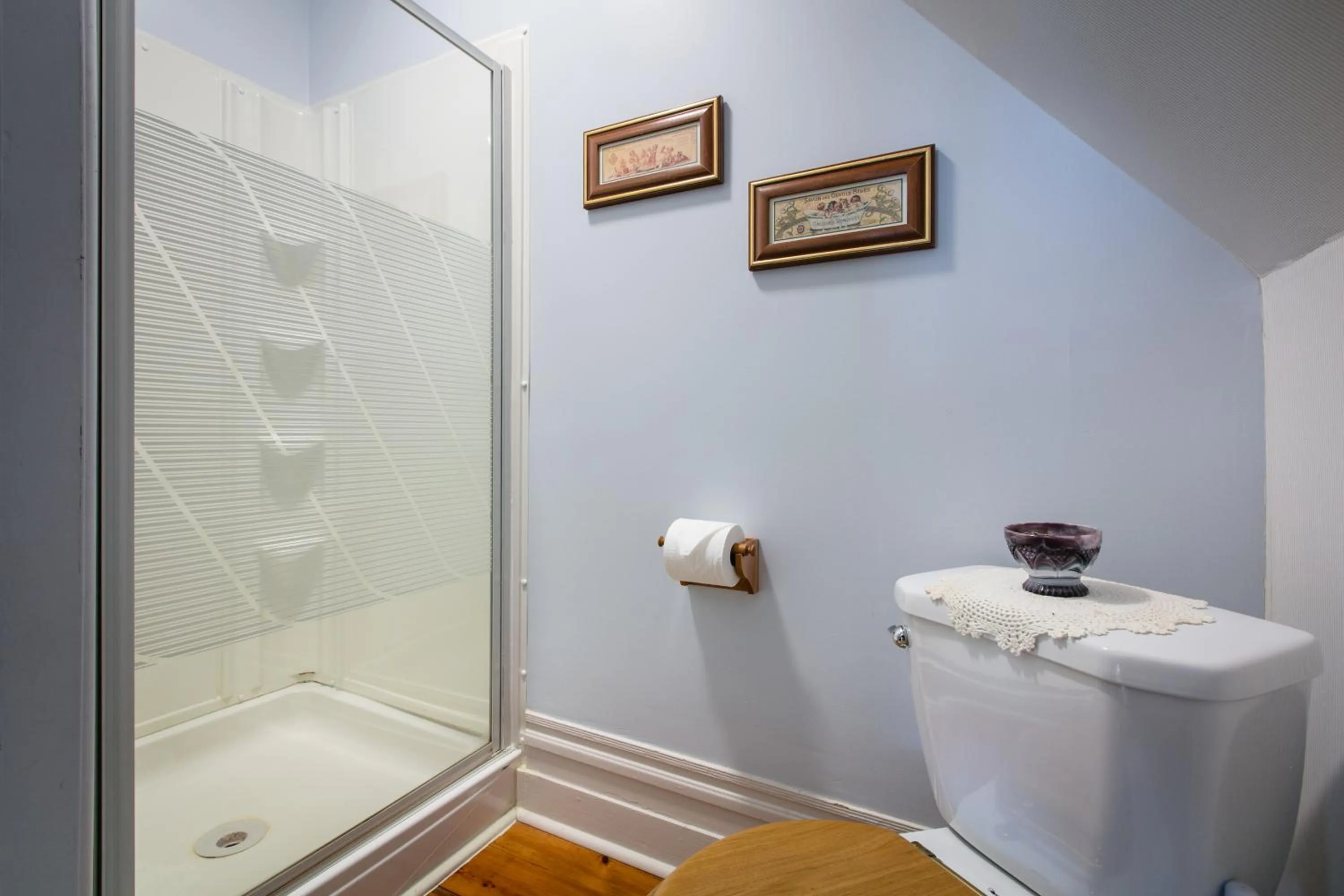 Shower in Les Matins de Victoria