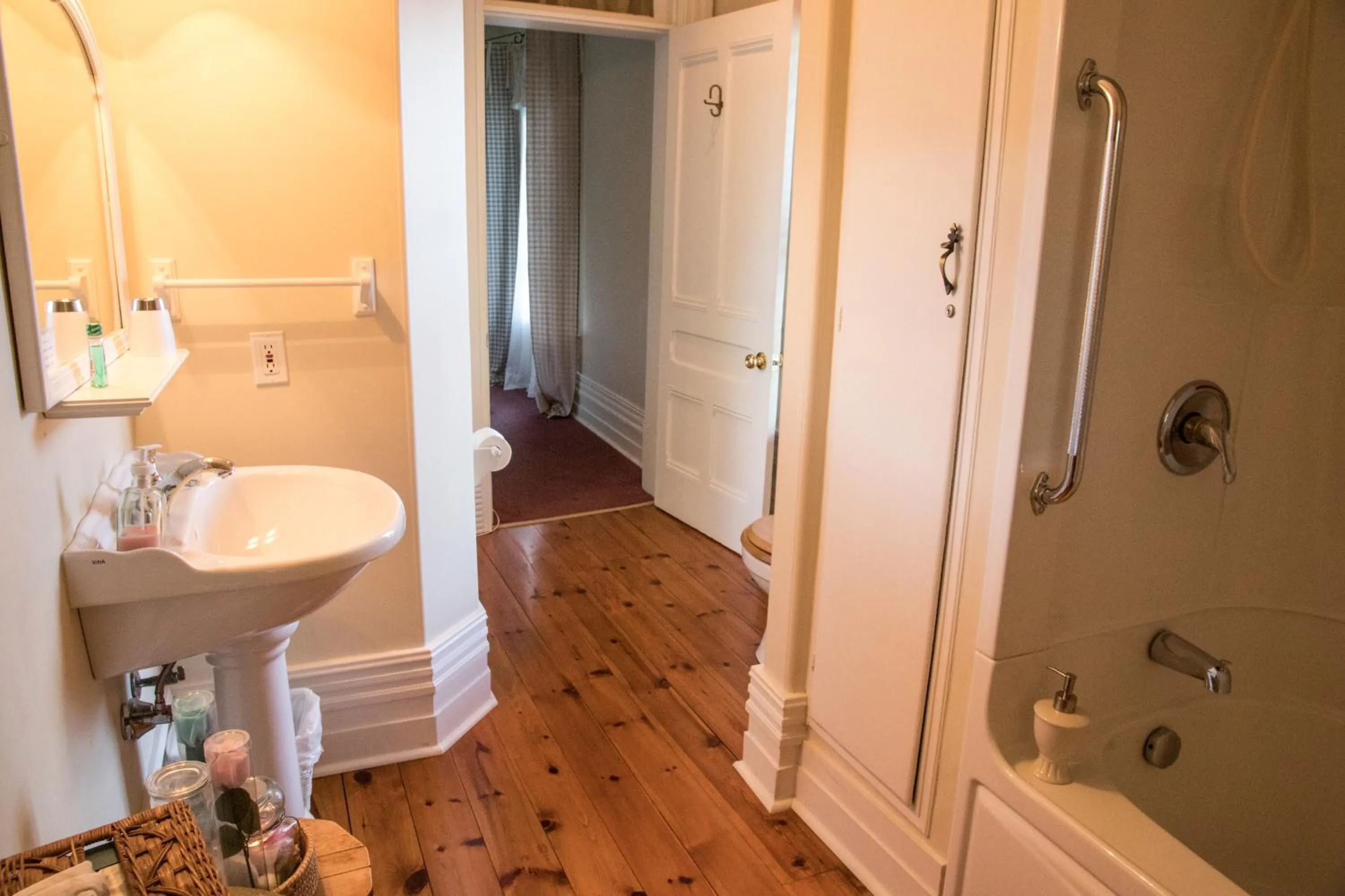 Shower in Les Matins de Victoria