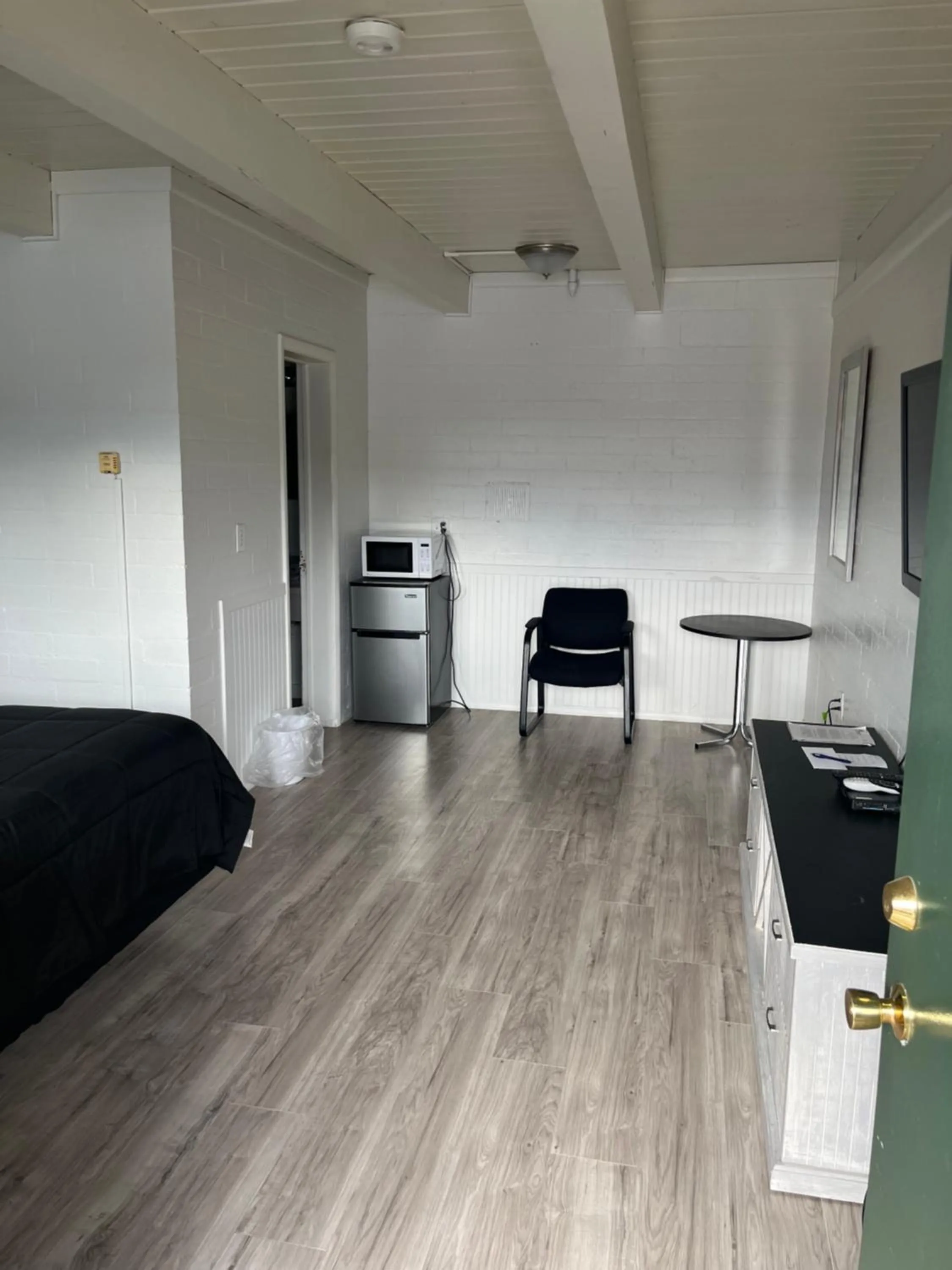 Kitchen or kitchenette in Thunderbird Motel