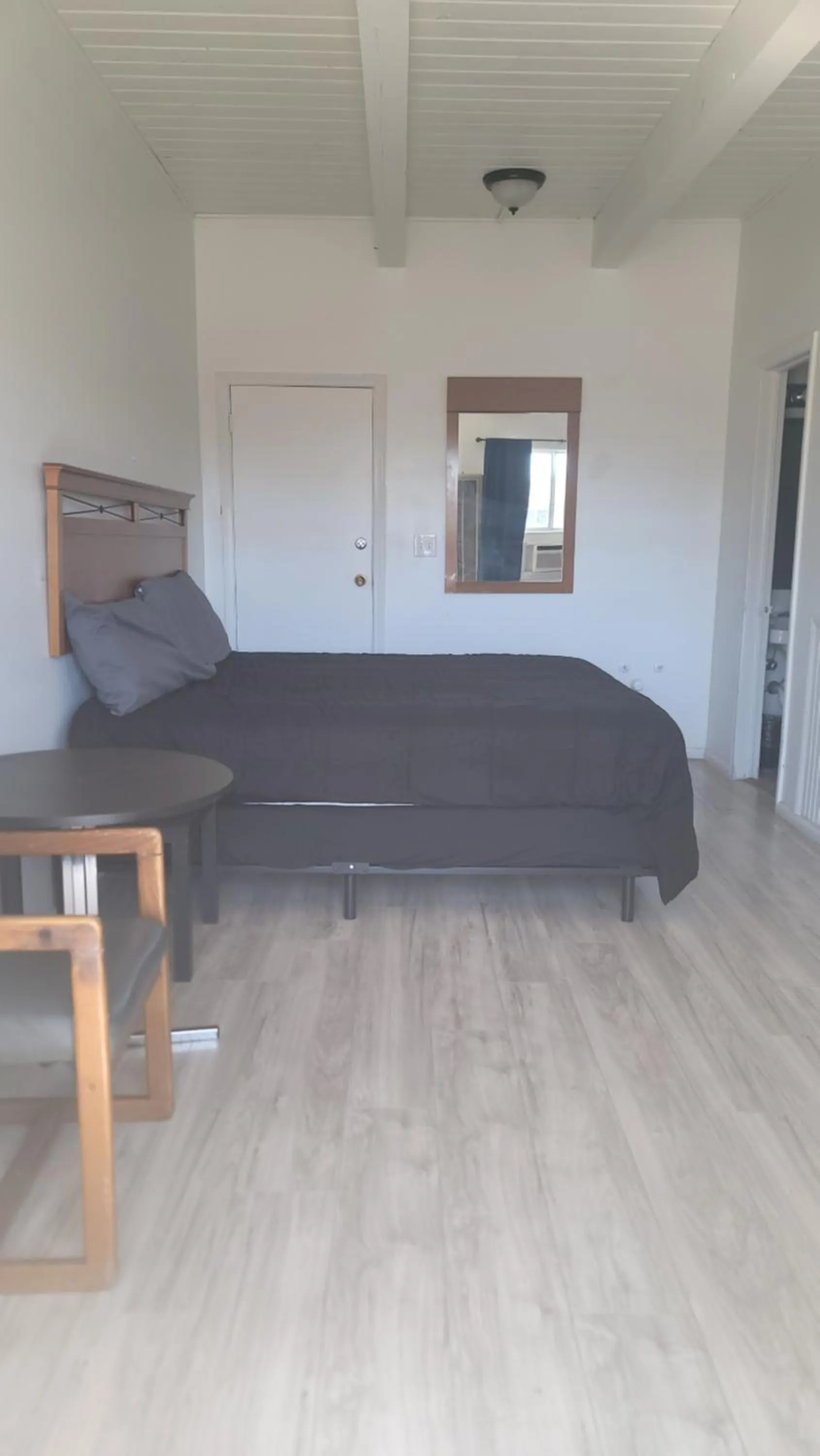 Photo of the whole room in Thunderbird Motel