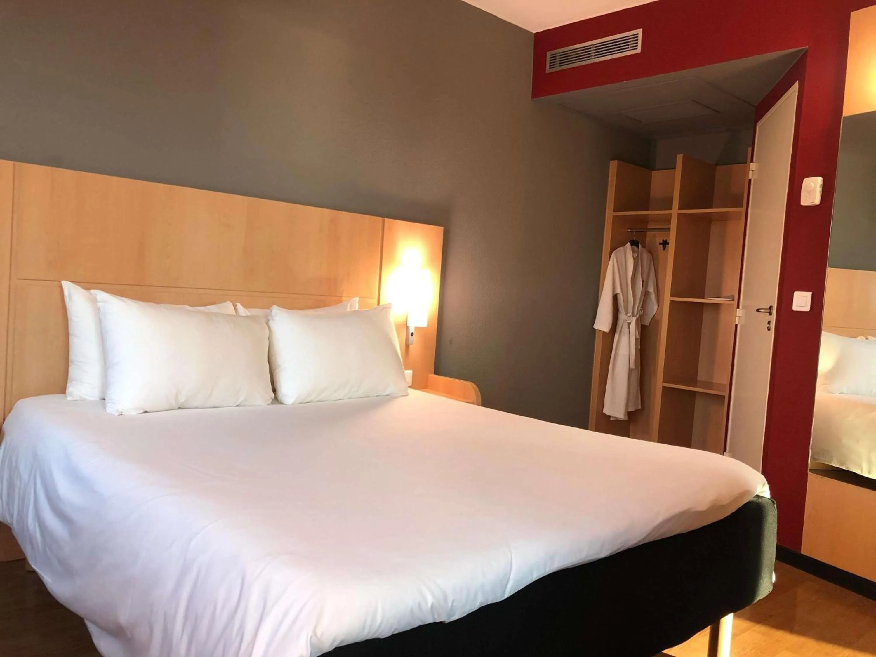 Property building, Bed in Ibis Antananarivo Ankorondrano