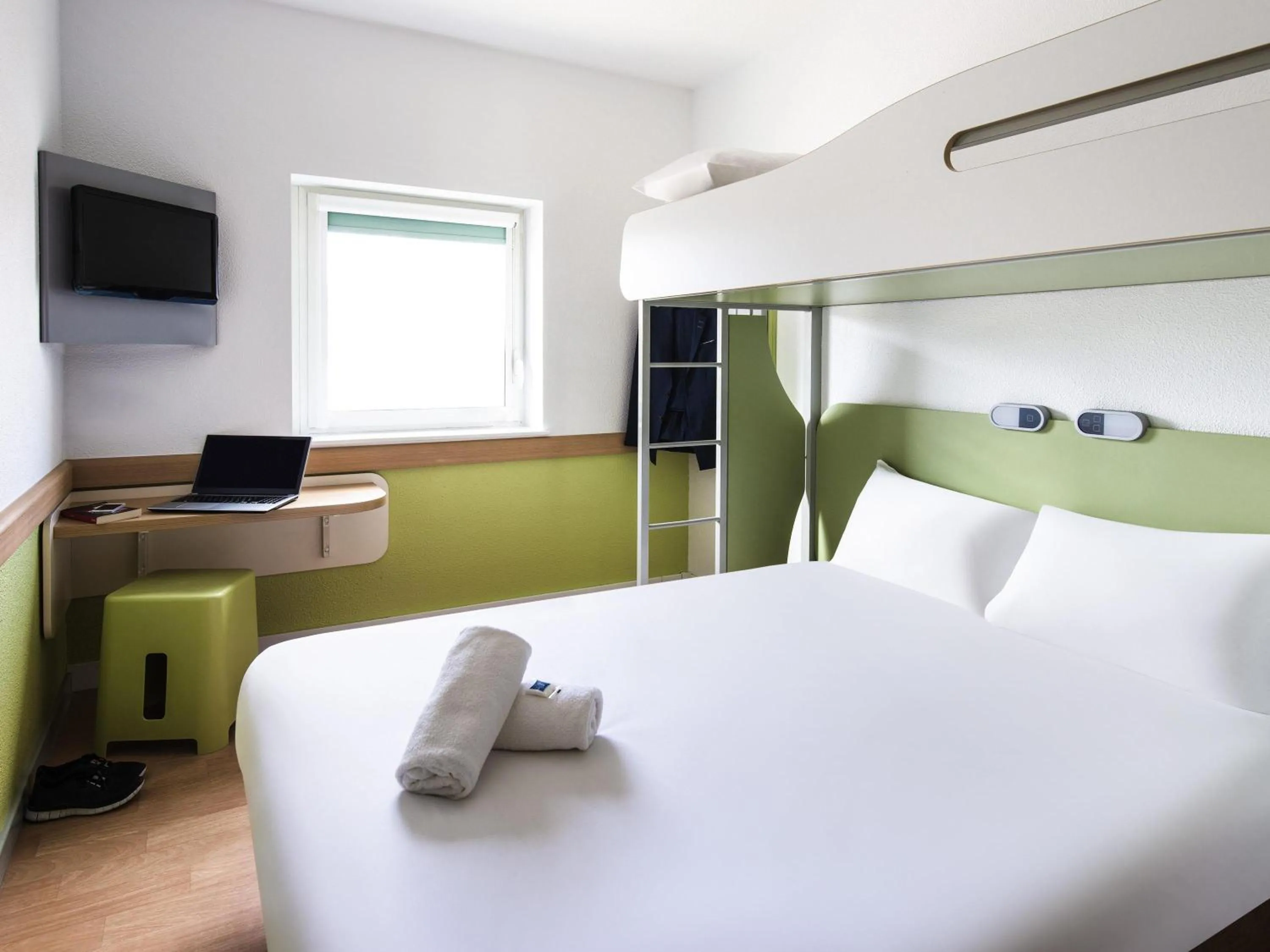 Bedroom, Bed in ibis budget Manchester Salford Quays