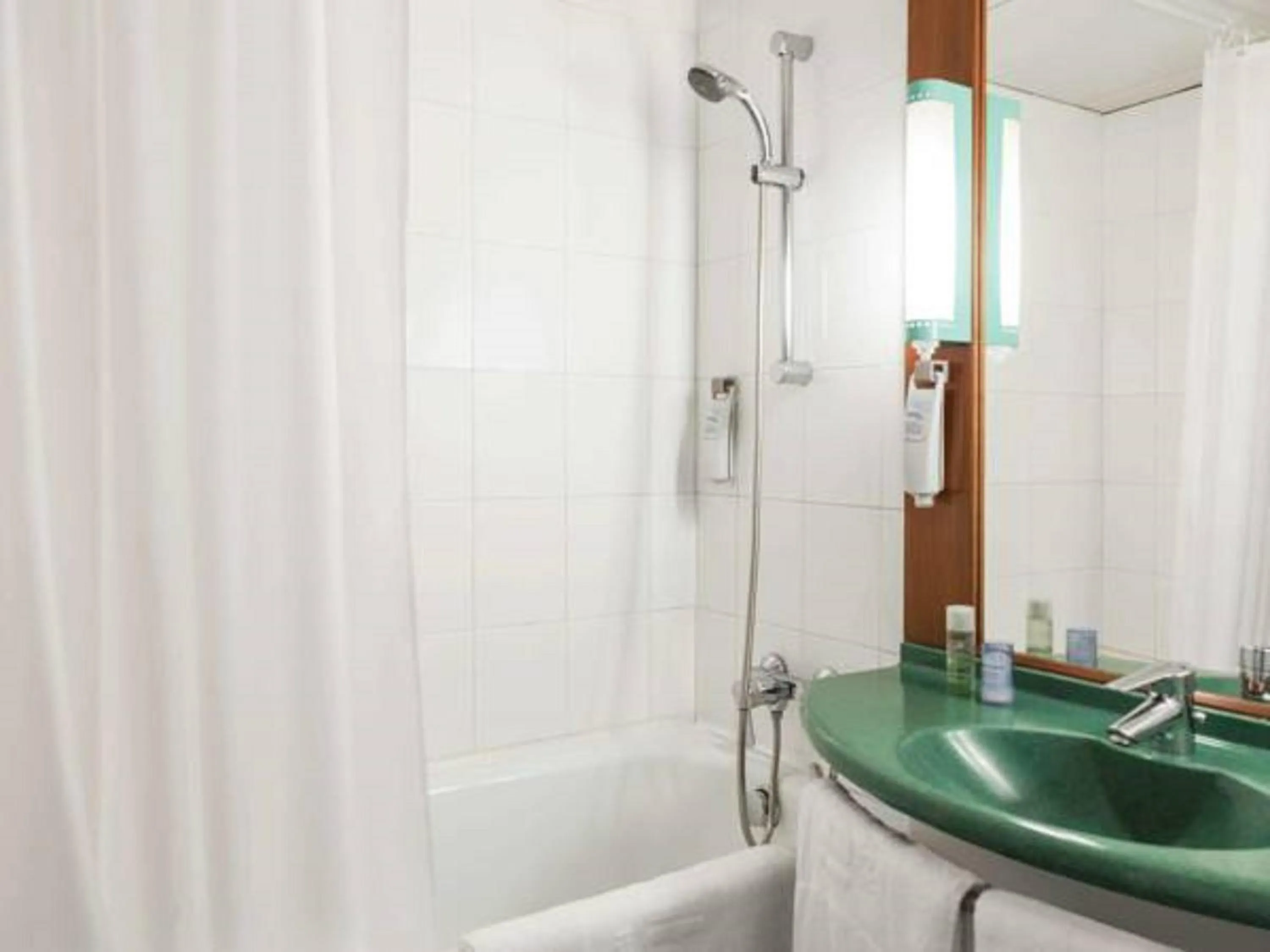 Shower in ibis Douala