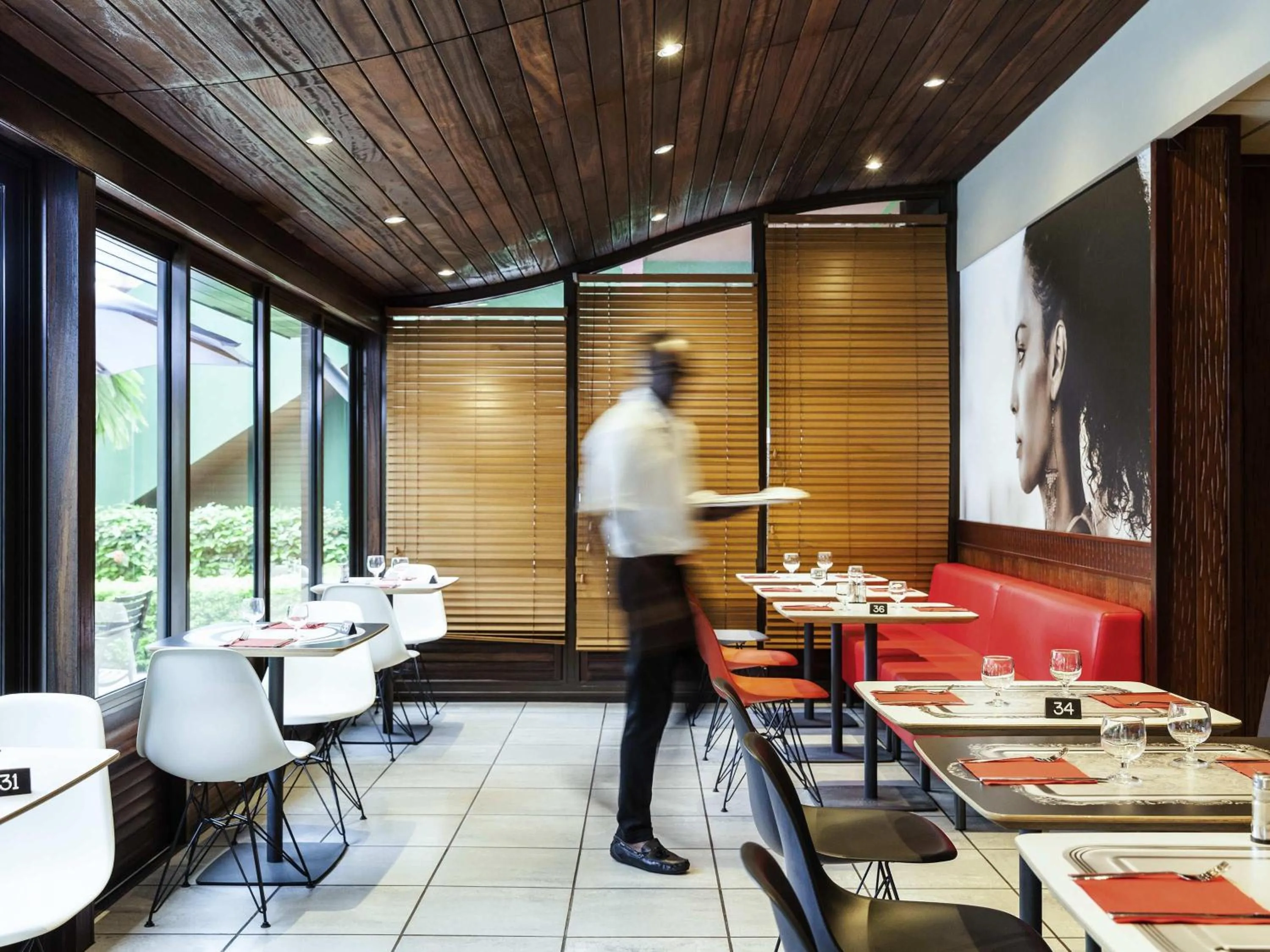 Restaurant/places to eat in ibis Douala