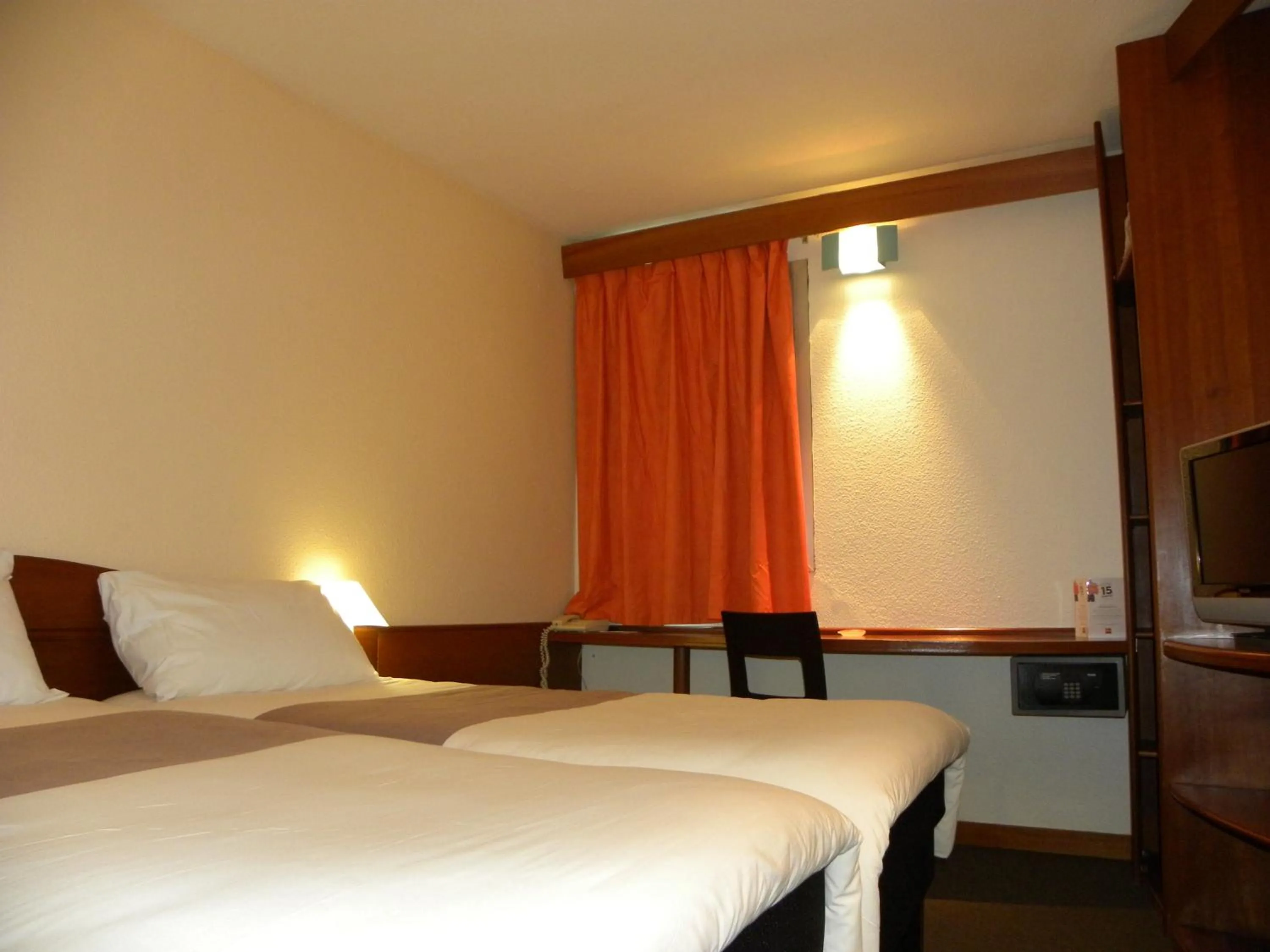 Photo of the whole room, Bed in ibis Douala