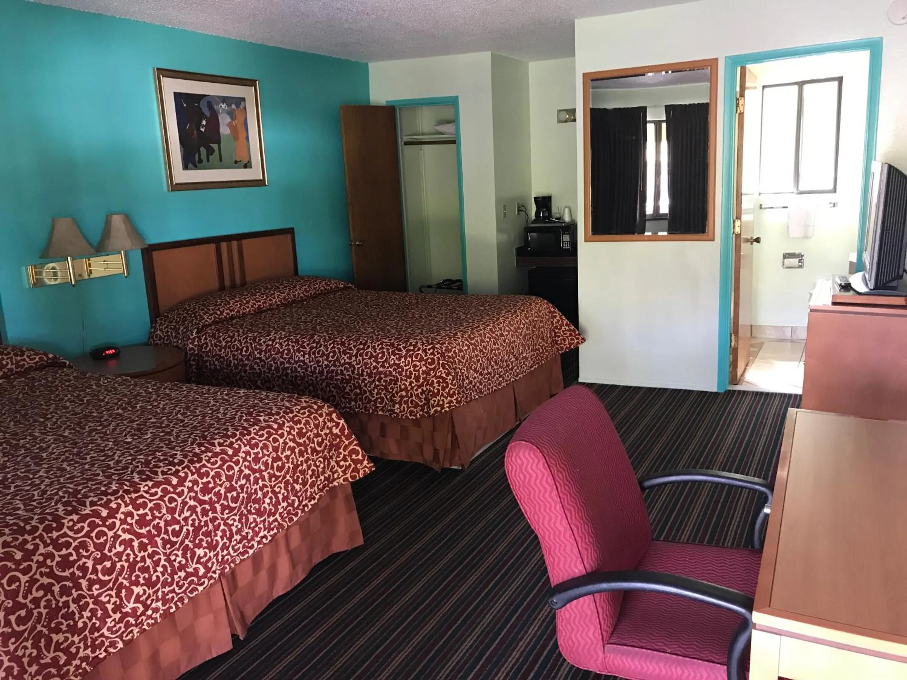 Bed in Klamath Motor Lodge