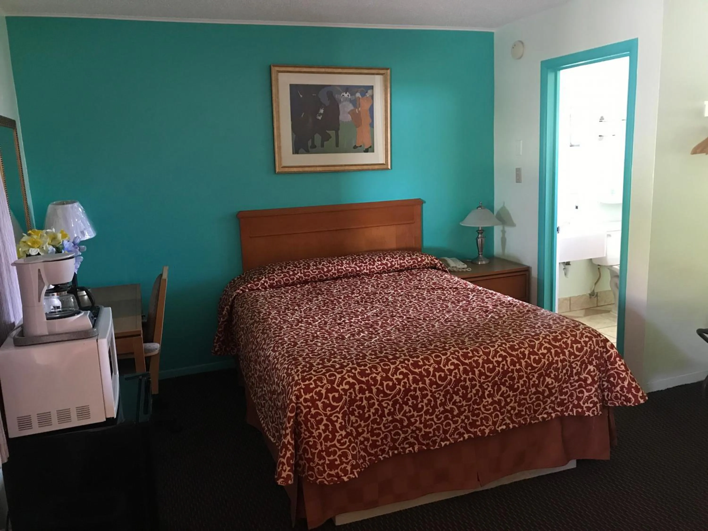 Bed in Klamath Motor Lodge