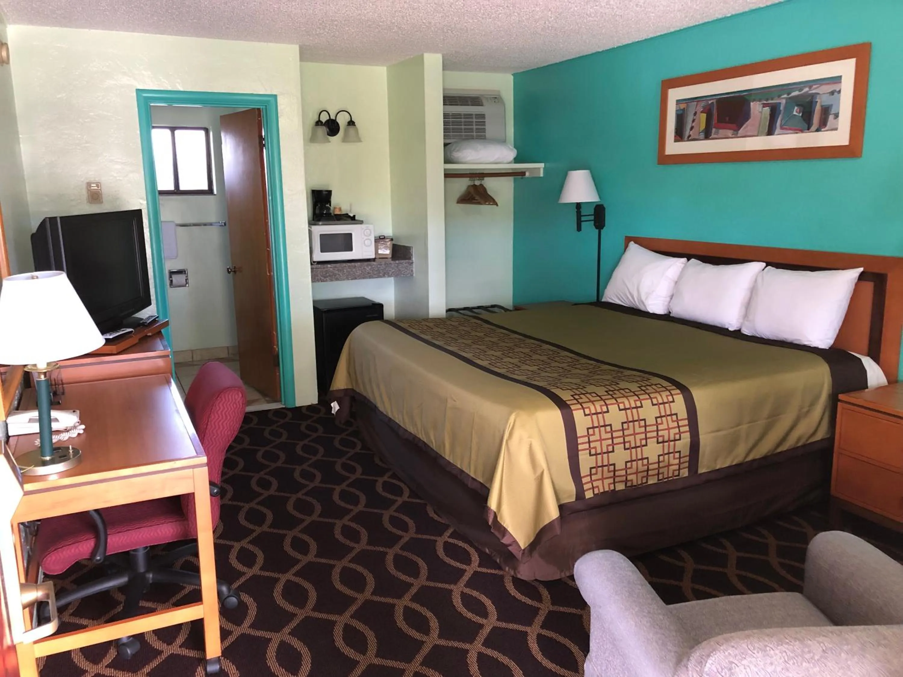 Bed in Klamath Motor Lodge