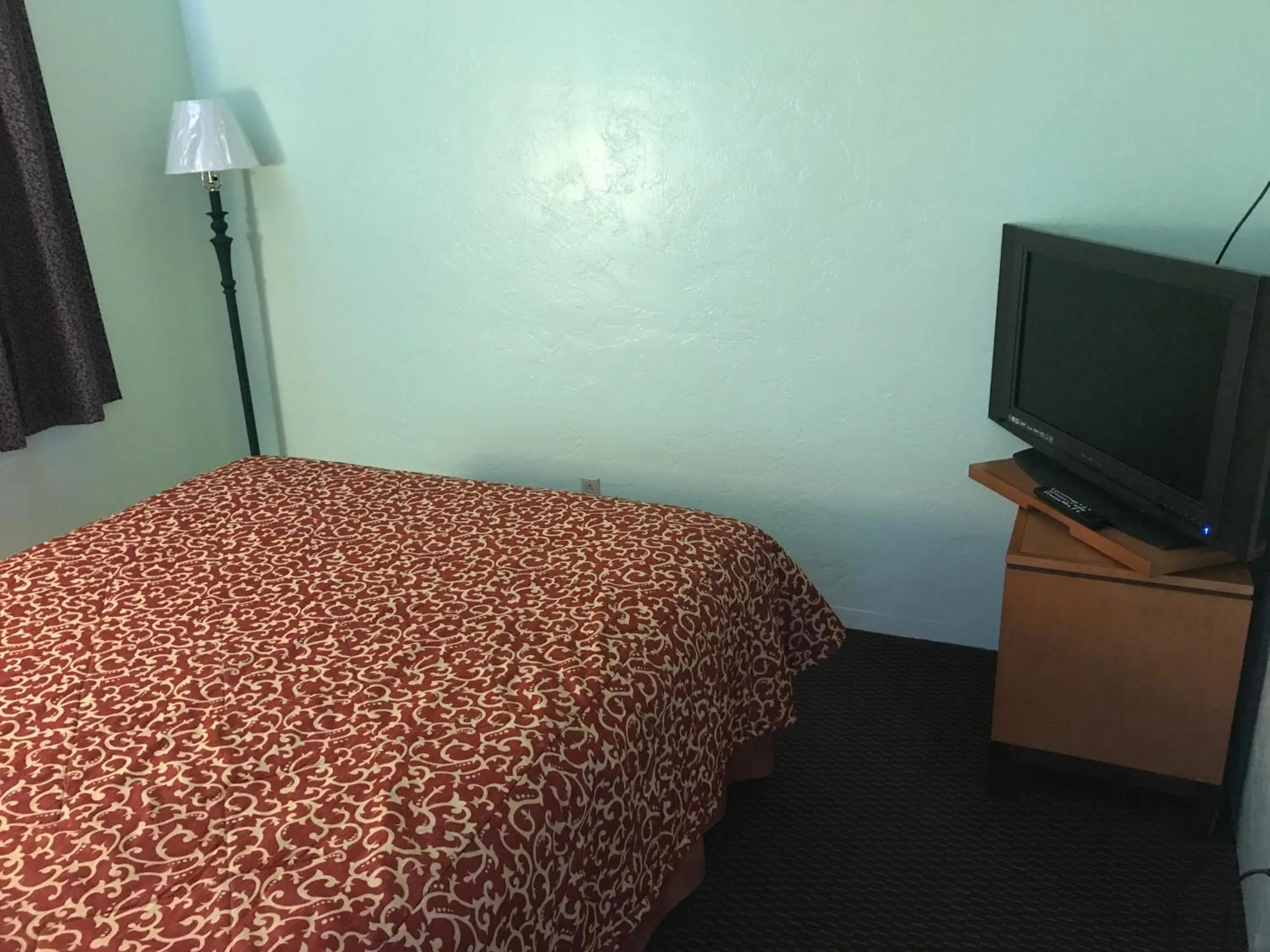 Bed in Klamath Motor Lodge