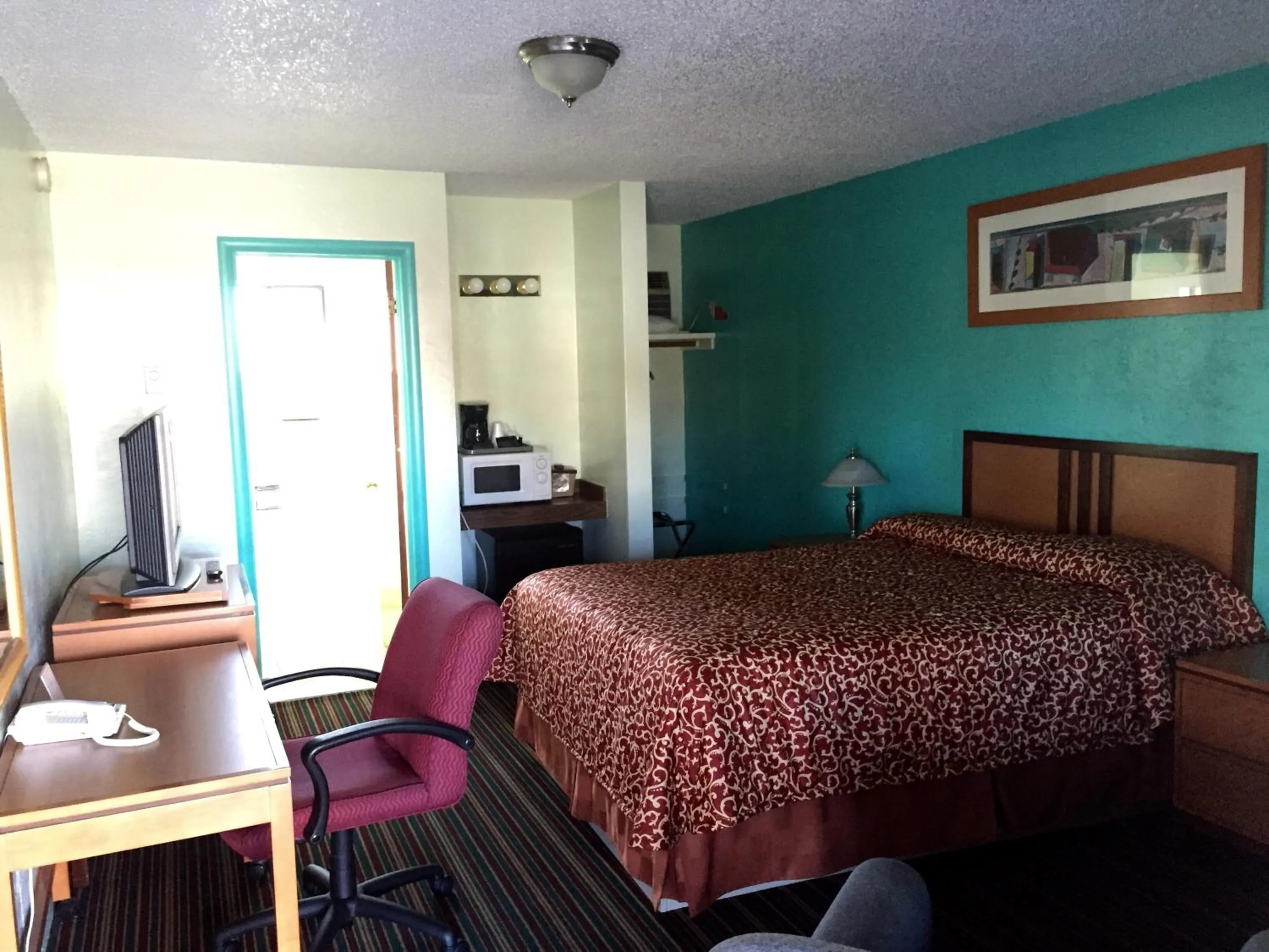 Bed in Klamath Motor Lodge