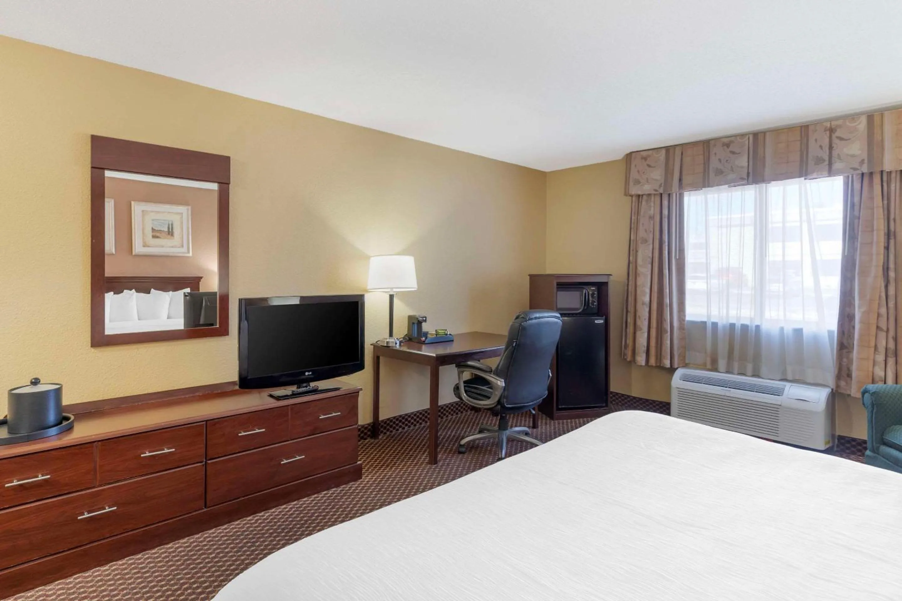 Bedroom, Bed in Quality Inn & Suites Bloomington University Area