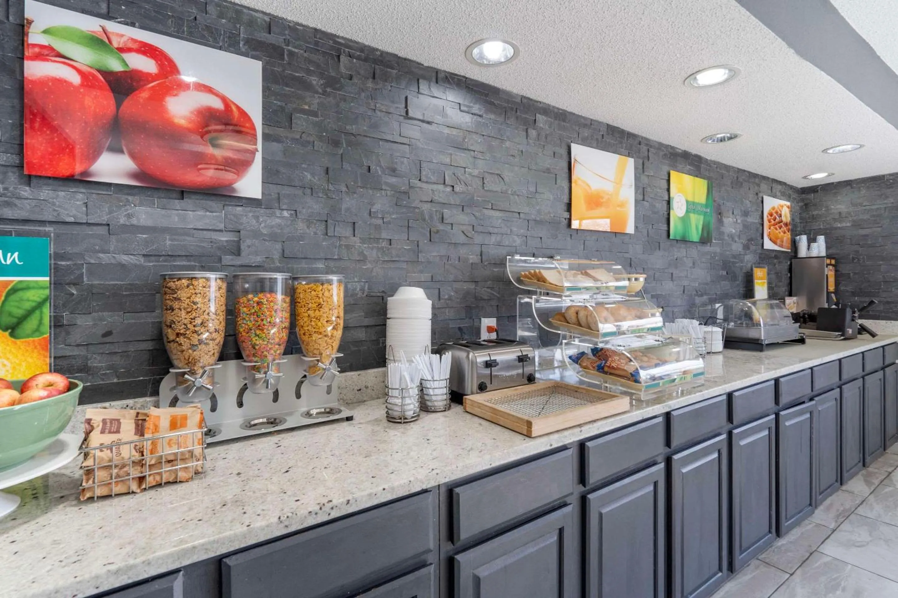 Breakfast in Quality Inn & Suites Bloomington University Area