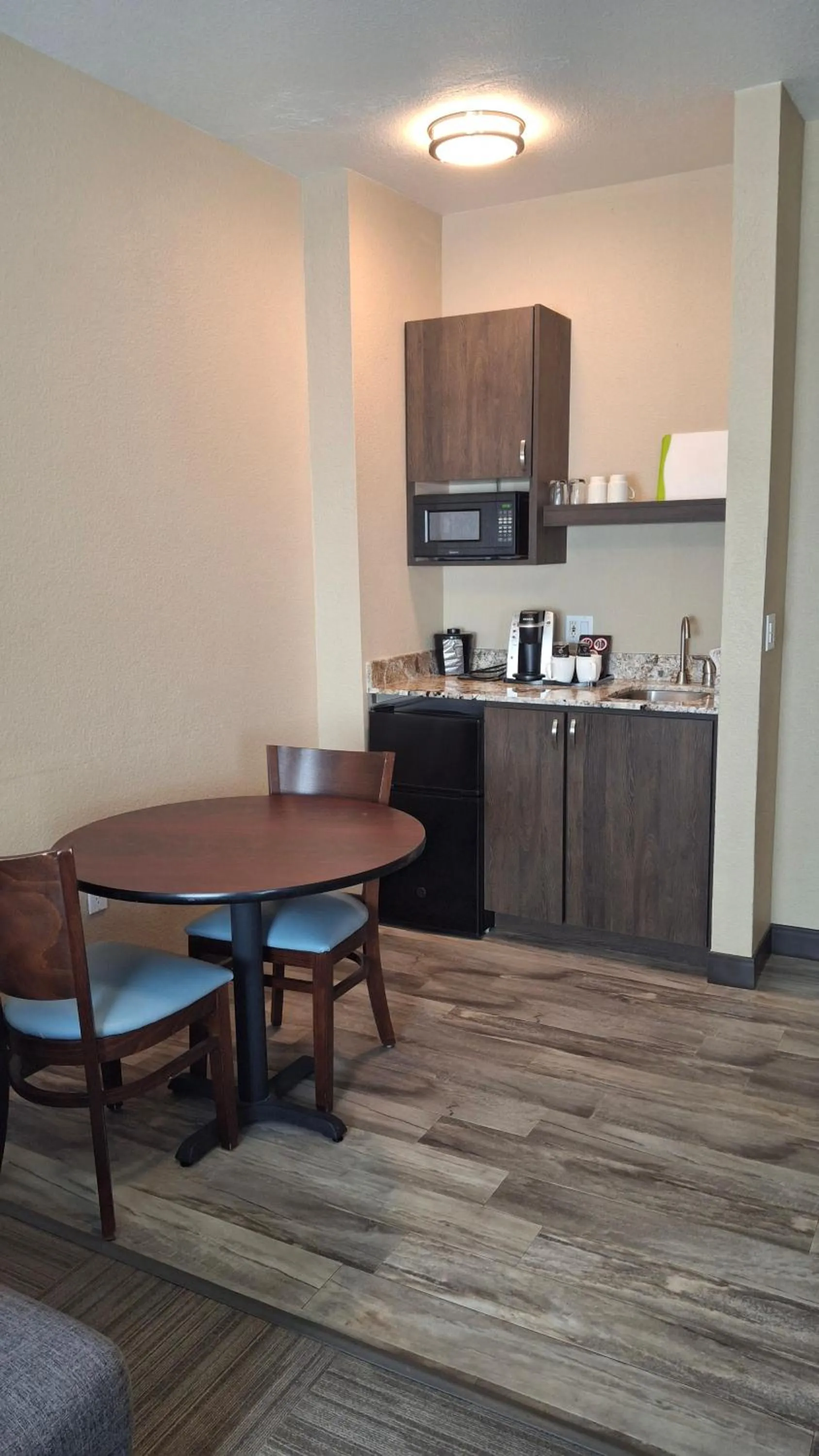 Kitchen or kitchenette in Island Suites