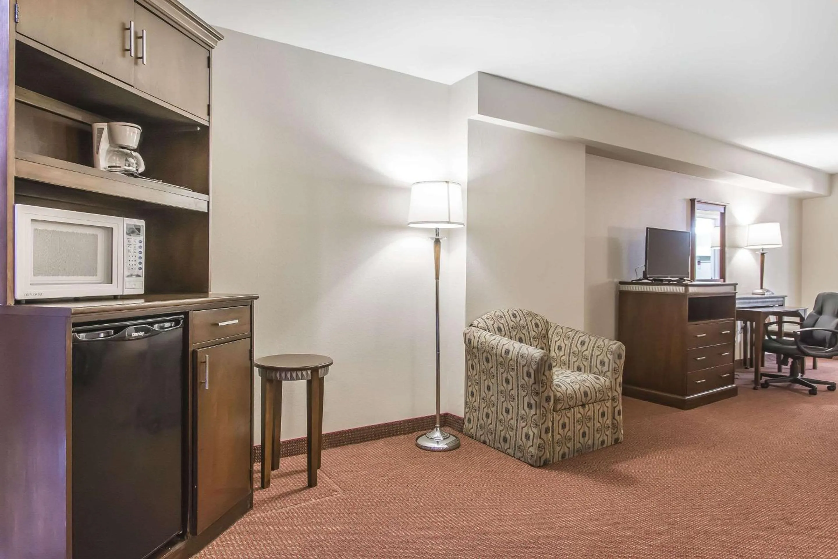 Photo of the whole room in Econo Lodge