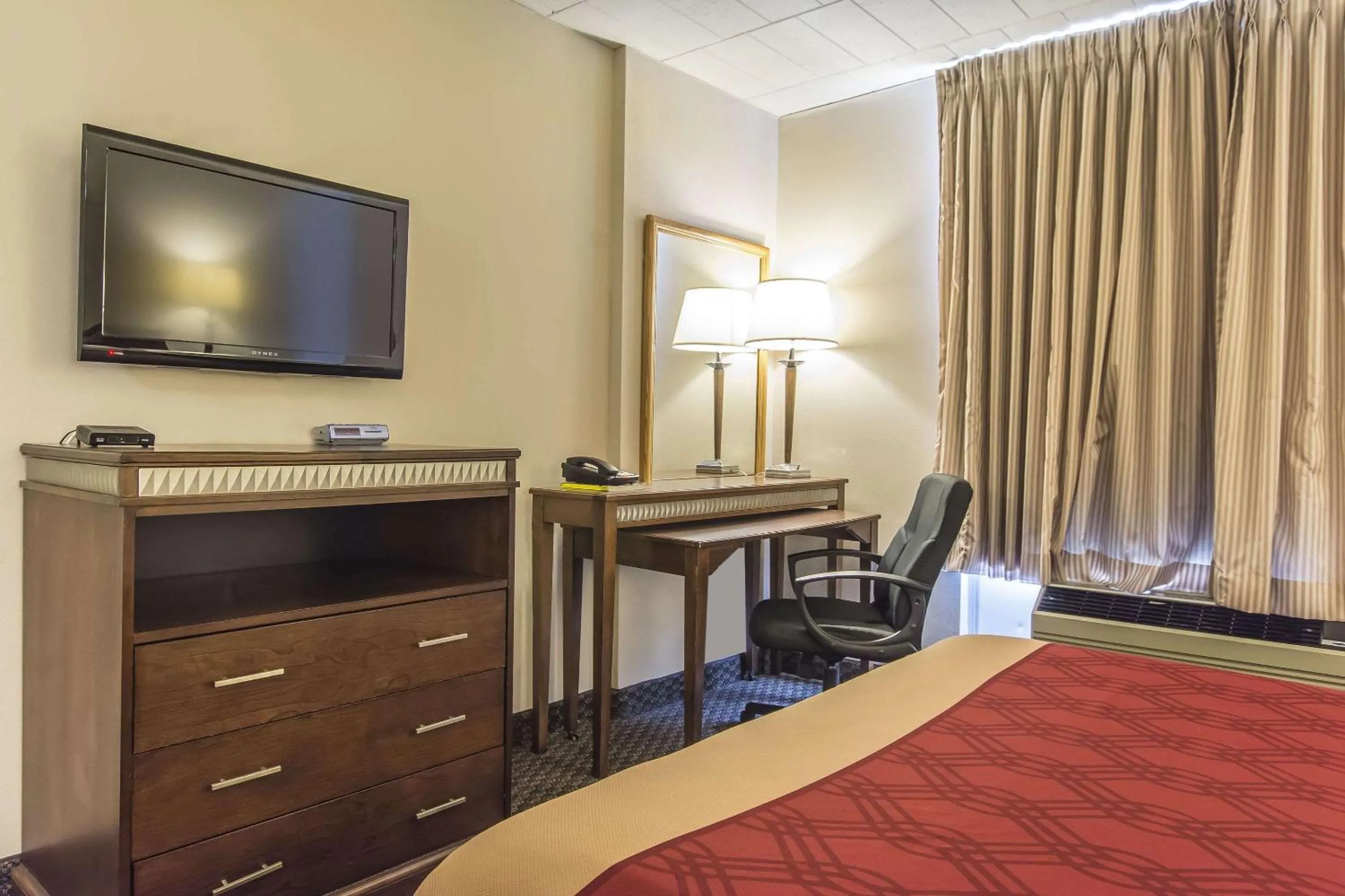 Photo of the whole room, Bed in Econo Lodge