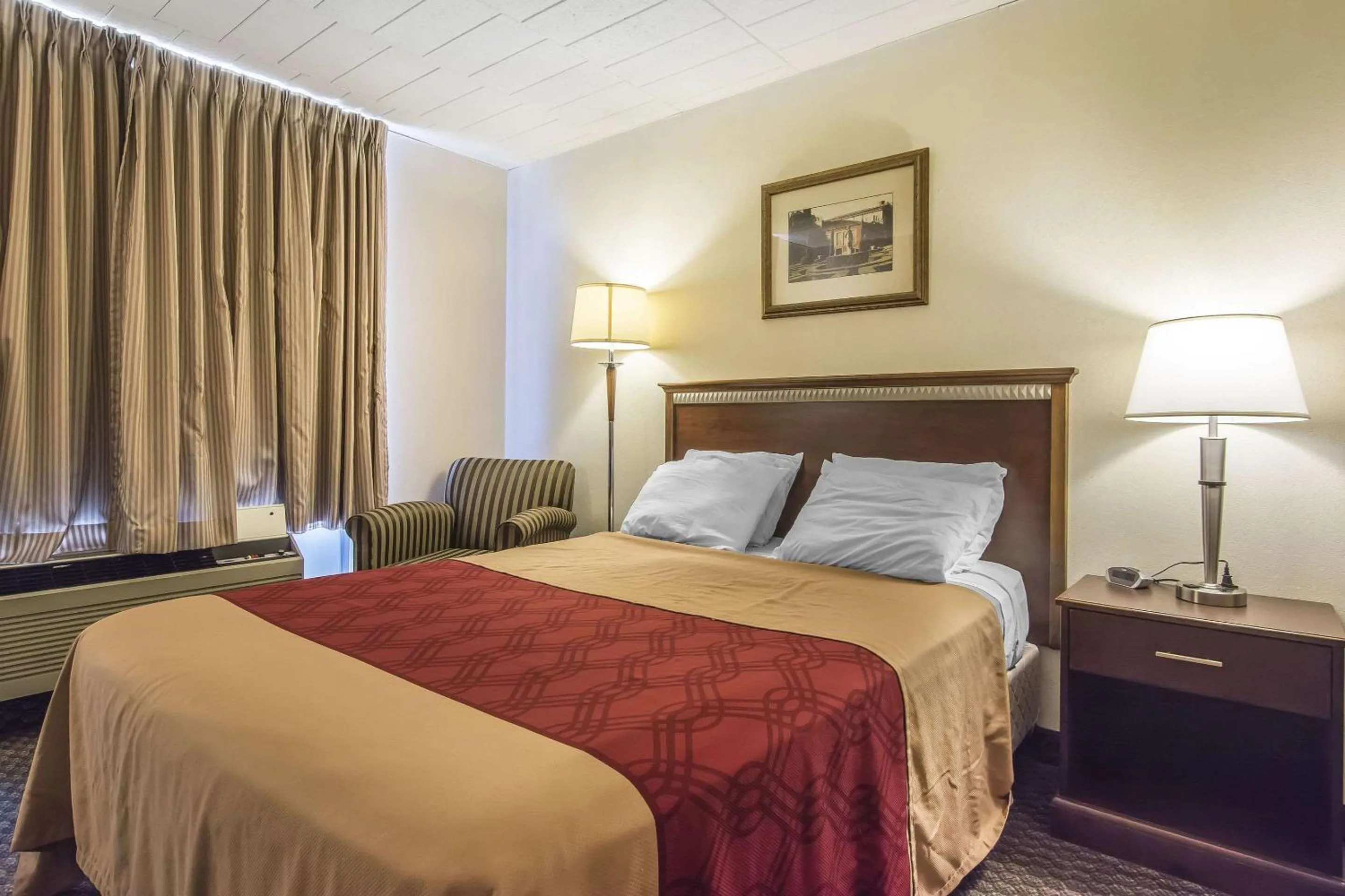 Photo of the whole room, Bed in Econo Lodge