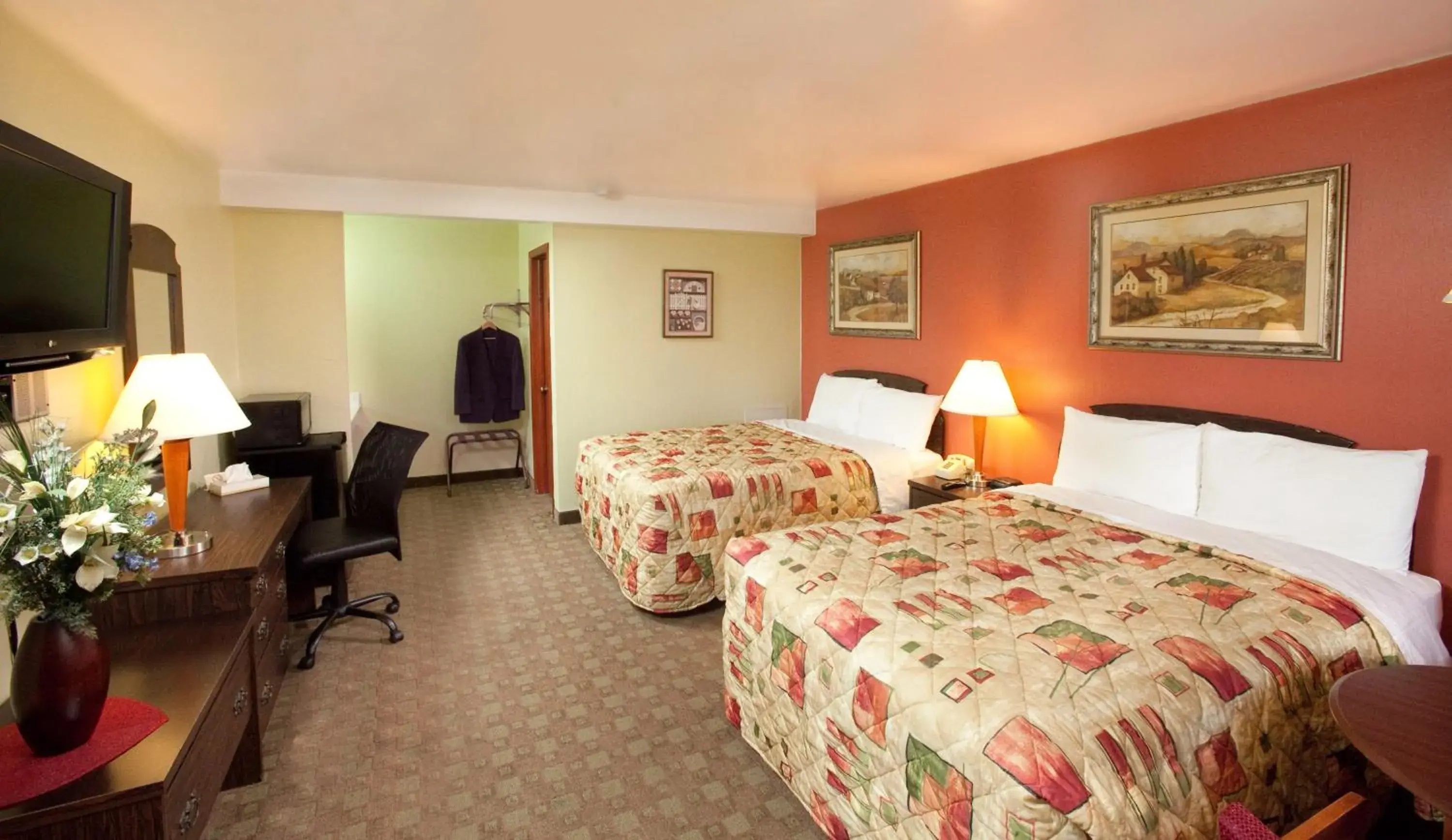 Queen Room with Two Queen Beds - Non-Smoking in Weathervane Motor Court Queen Room with Two Queen Beds - Non-Smoking in Weathervane Motor Court