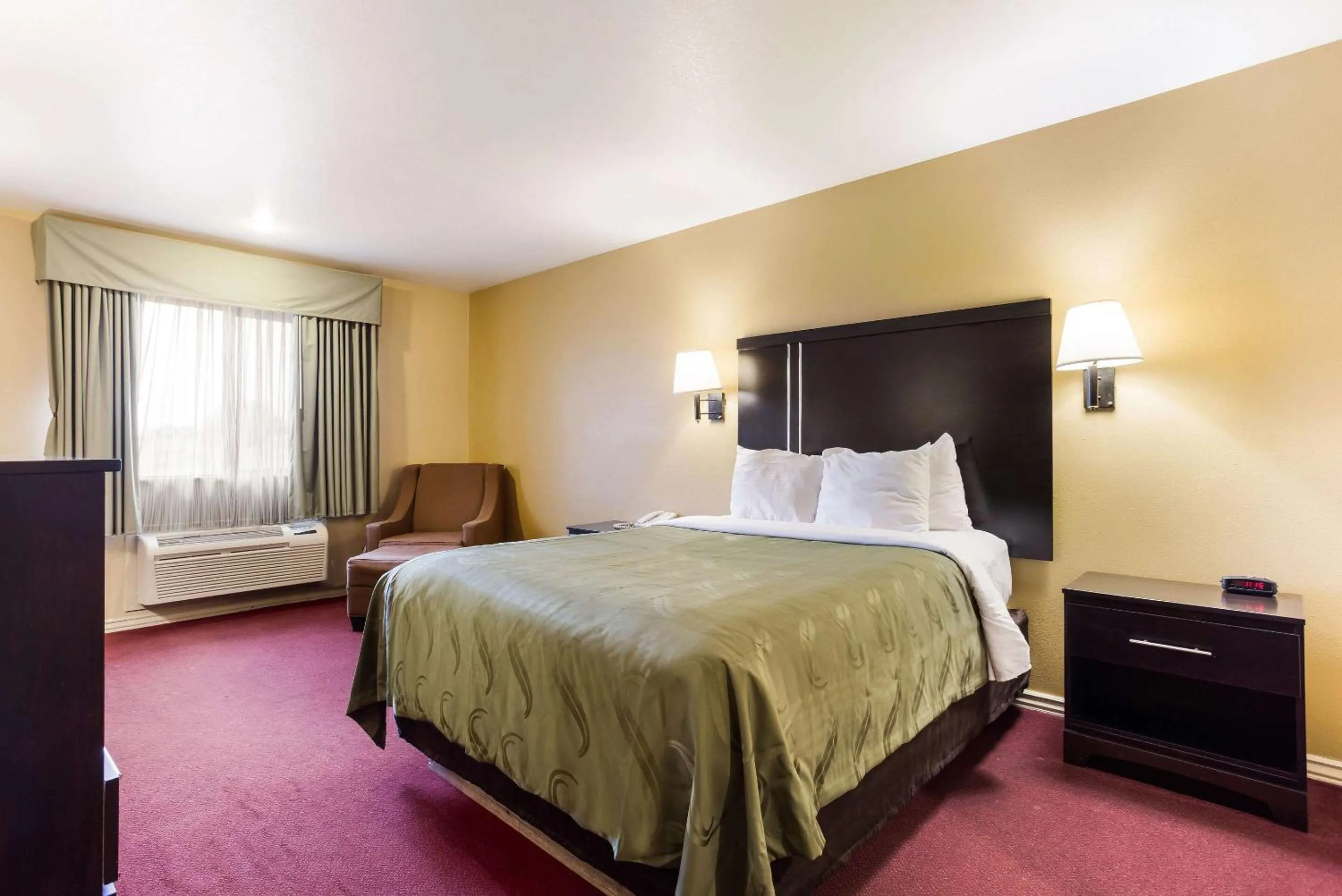 Photo of the whole room, Bed in Quality Inn Airport
