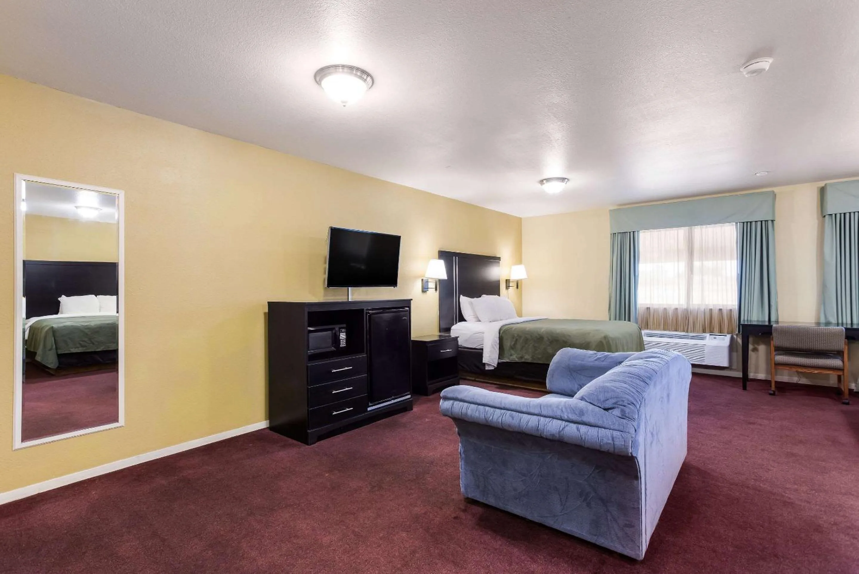 Photo of the whole room, Bed in Quality Inn Airport