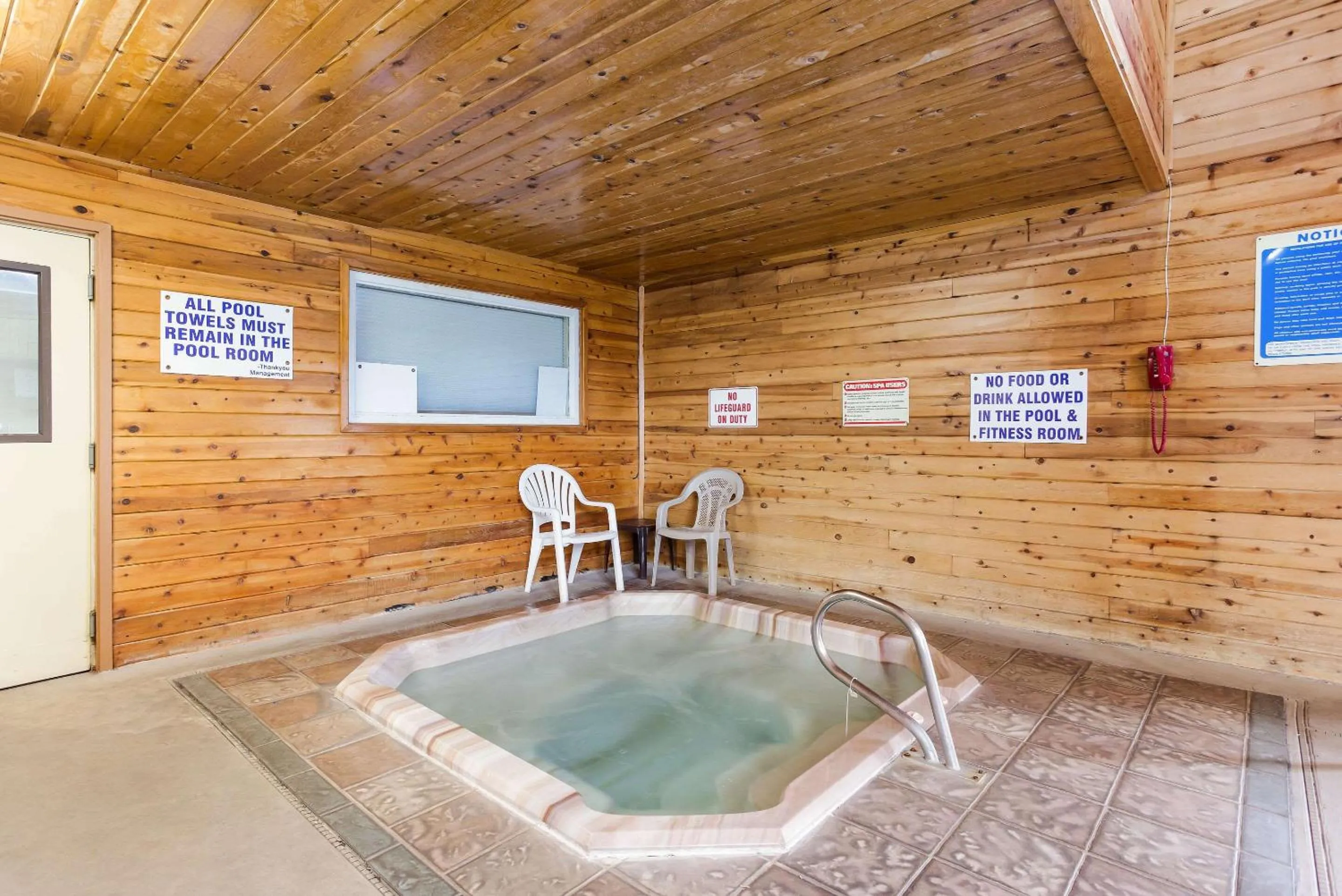 Swimming pool in Quality Inn Airport