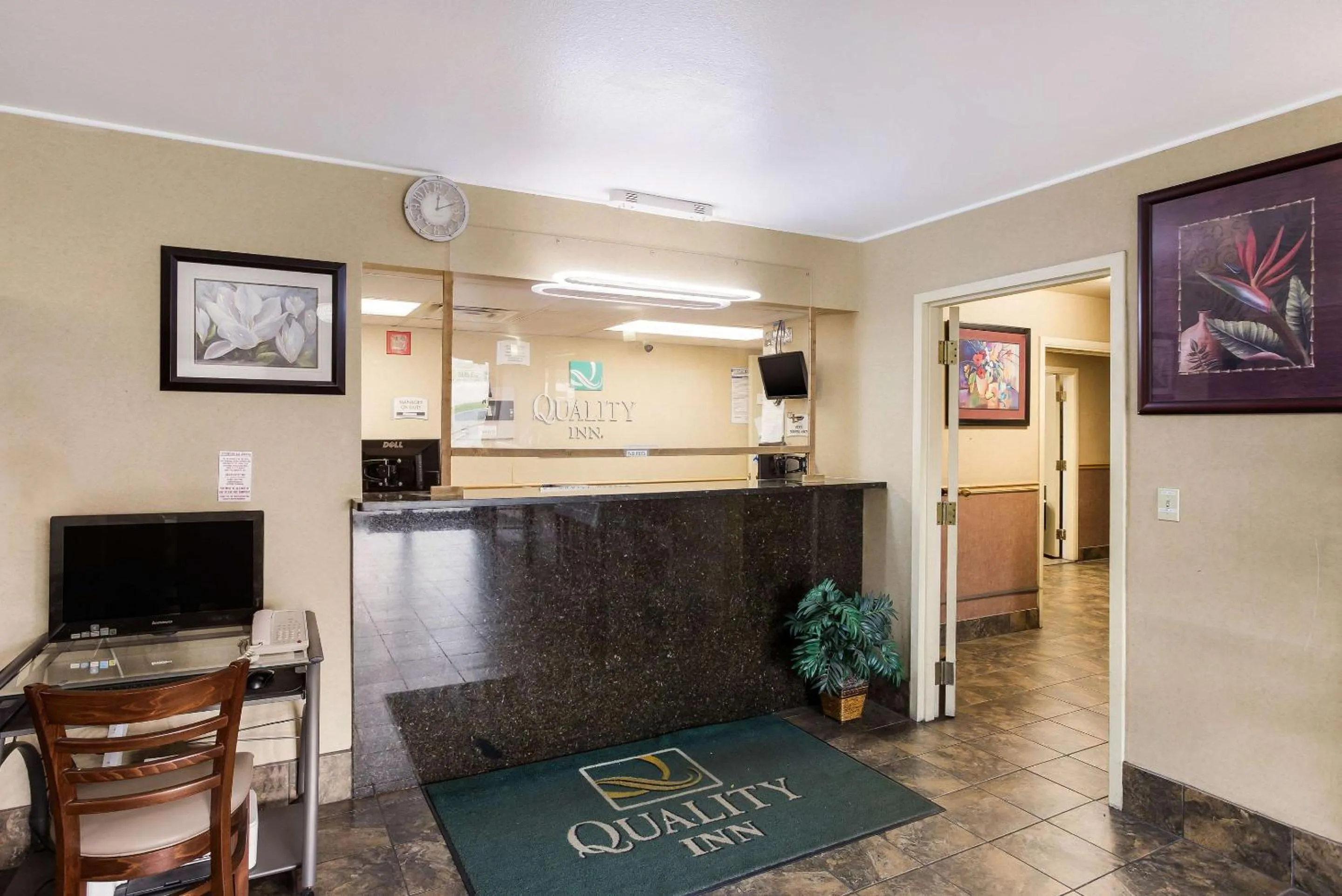 Lobby or reception in Quality Inn Airport