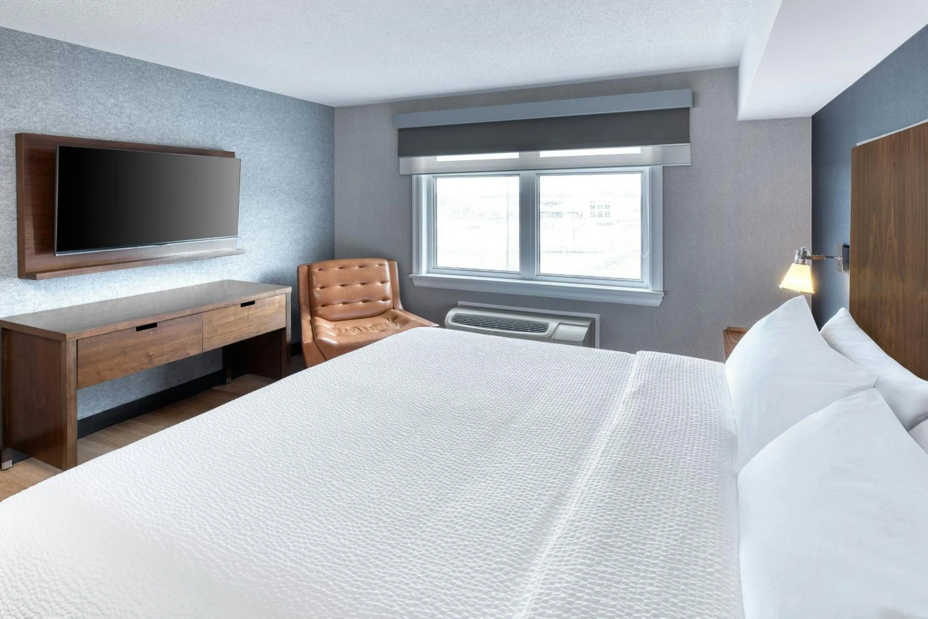 Bedroom, Bed in Four Points by Sheraton Barrie