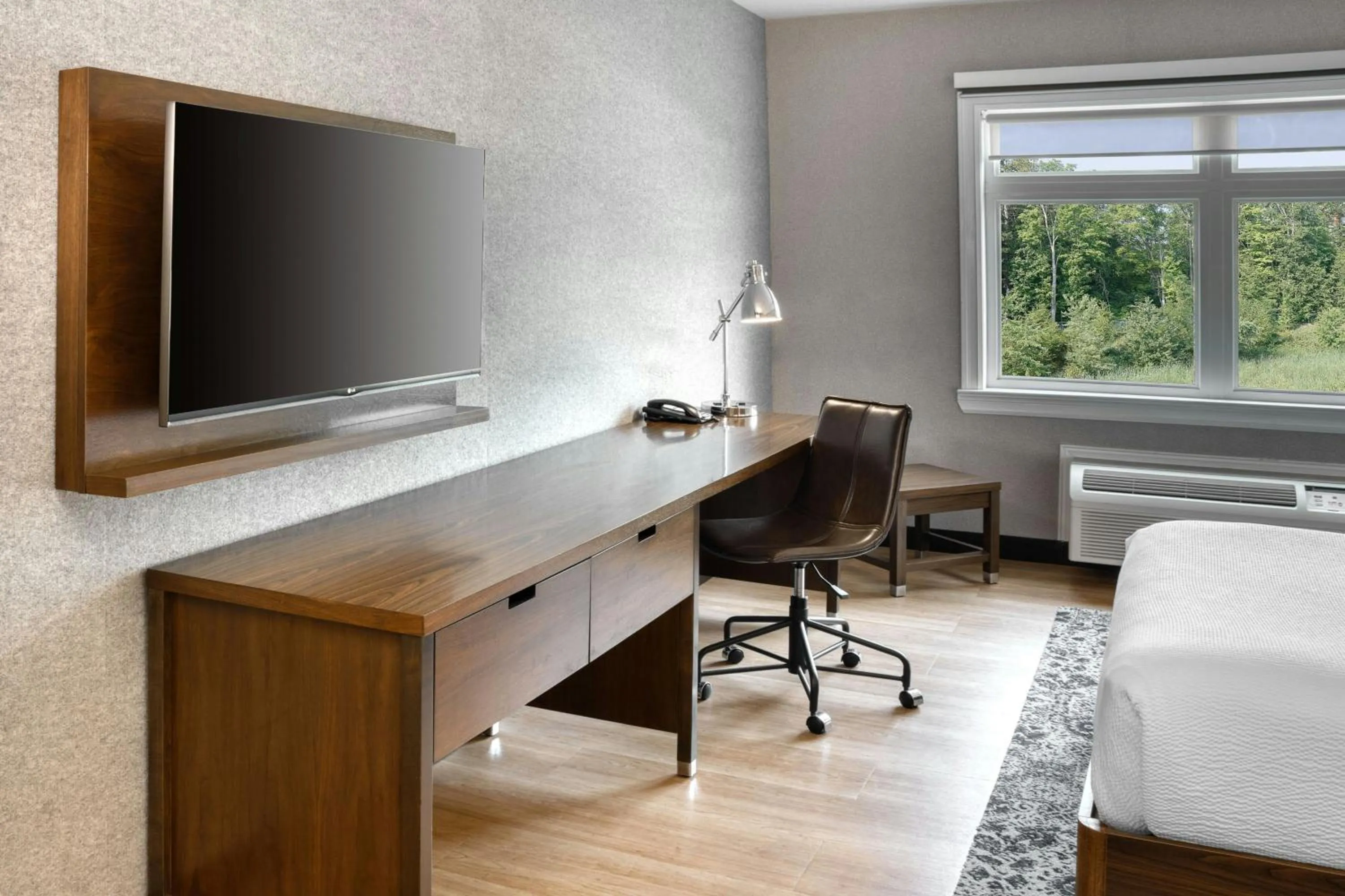 Photo of the whole room, Bed in Four Points by Sheraton Barrie