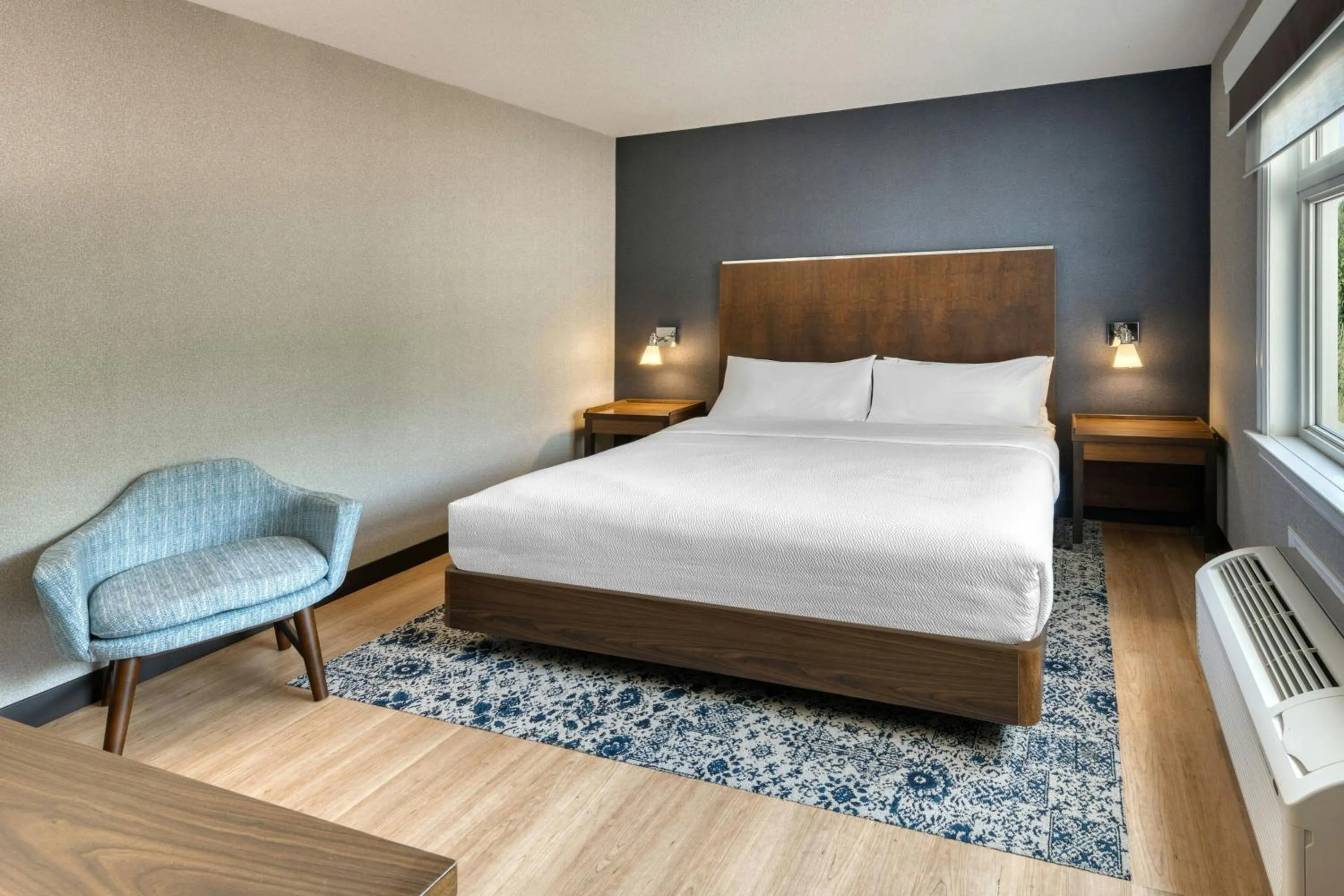 Bedroom, Bed in Four Points by Sheraton Barrie