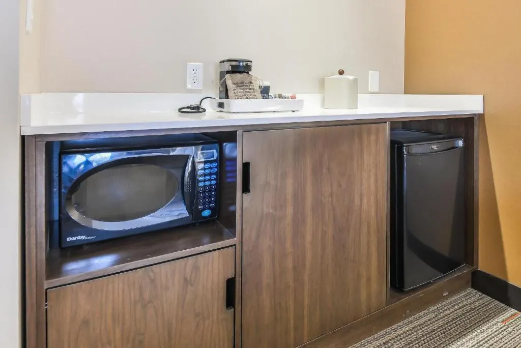 Kitchen or kitchenette in Four Points by Sheraton Barrie