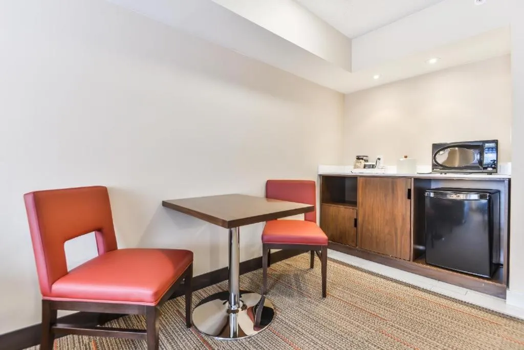 Dining area in Four Points by Sheraton Barrie